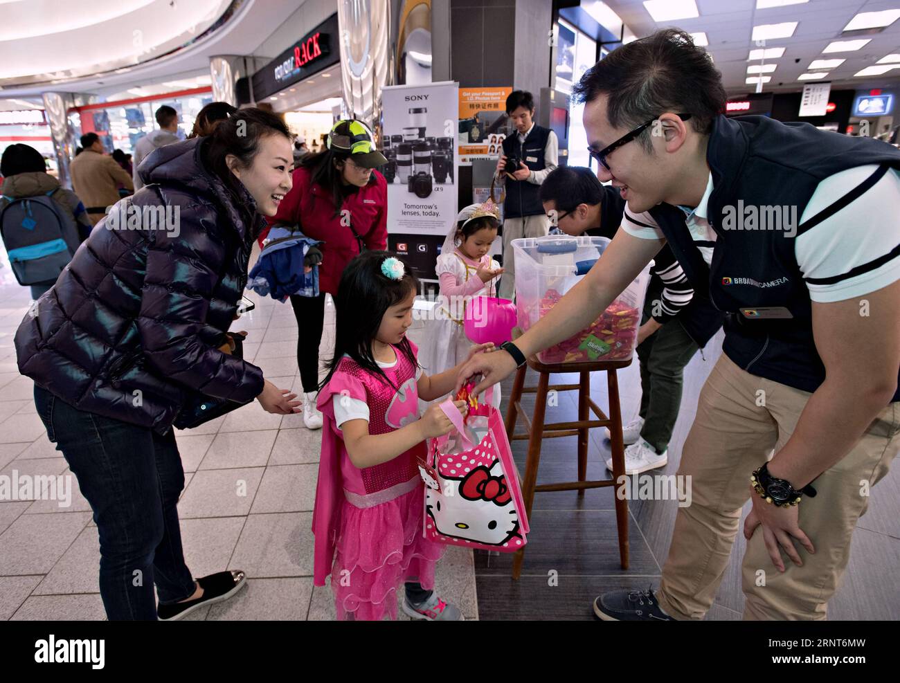 (171101) -- RICHMOND, Nov. 1, 2017 -- A staff member gives candies to a kid during the annual Halloween celebrations at Lansdowne Mall in Richmond, Canada, Oct. 31, 2017. ) CANADA-RICHMOND-HALLOWEEN-KIDS-CELEBRATIONS AndrewxSoong PUBLICATIONxNOTxINxCHN Stock Photo