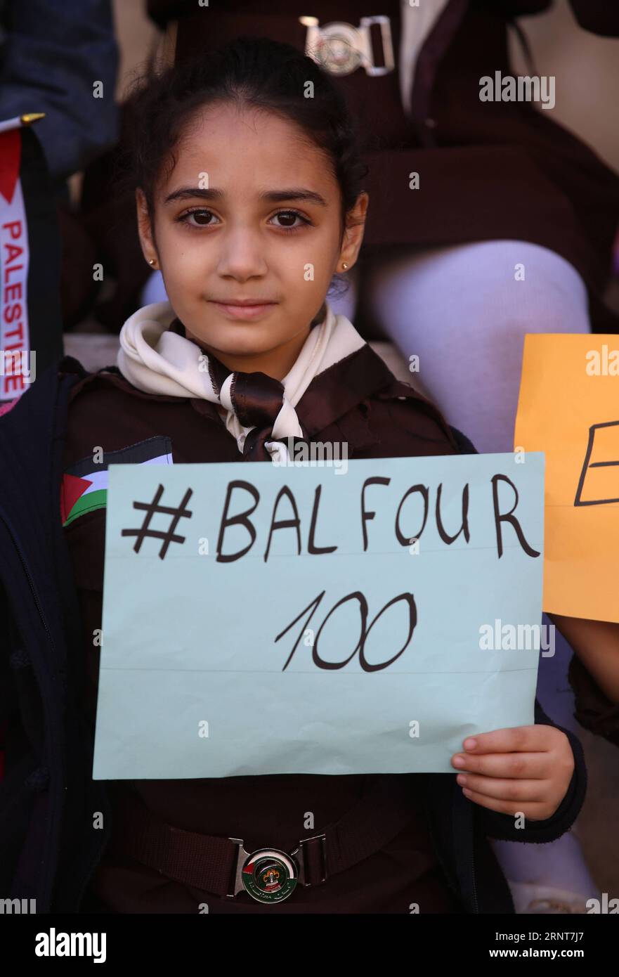 (171101) -- NABLUS, Nov. 1, 2017 -- A girl raises signs against the
