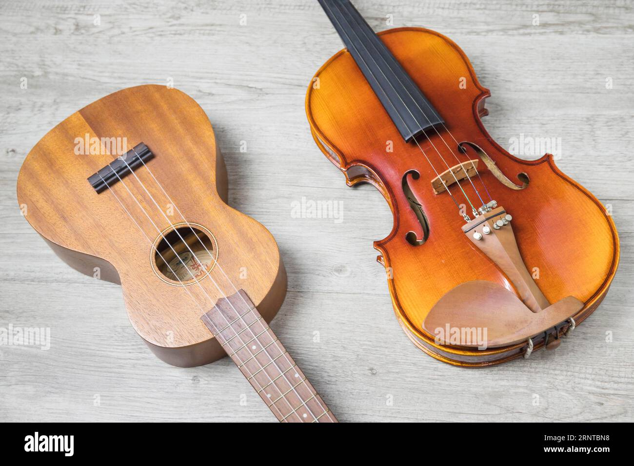 Guitar and violin hi-res stock photography and images - Alamy