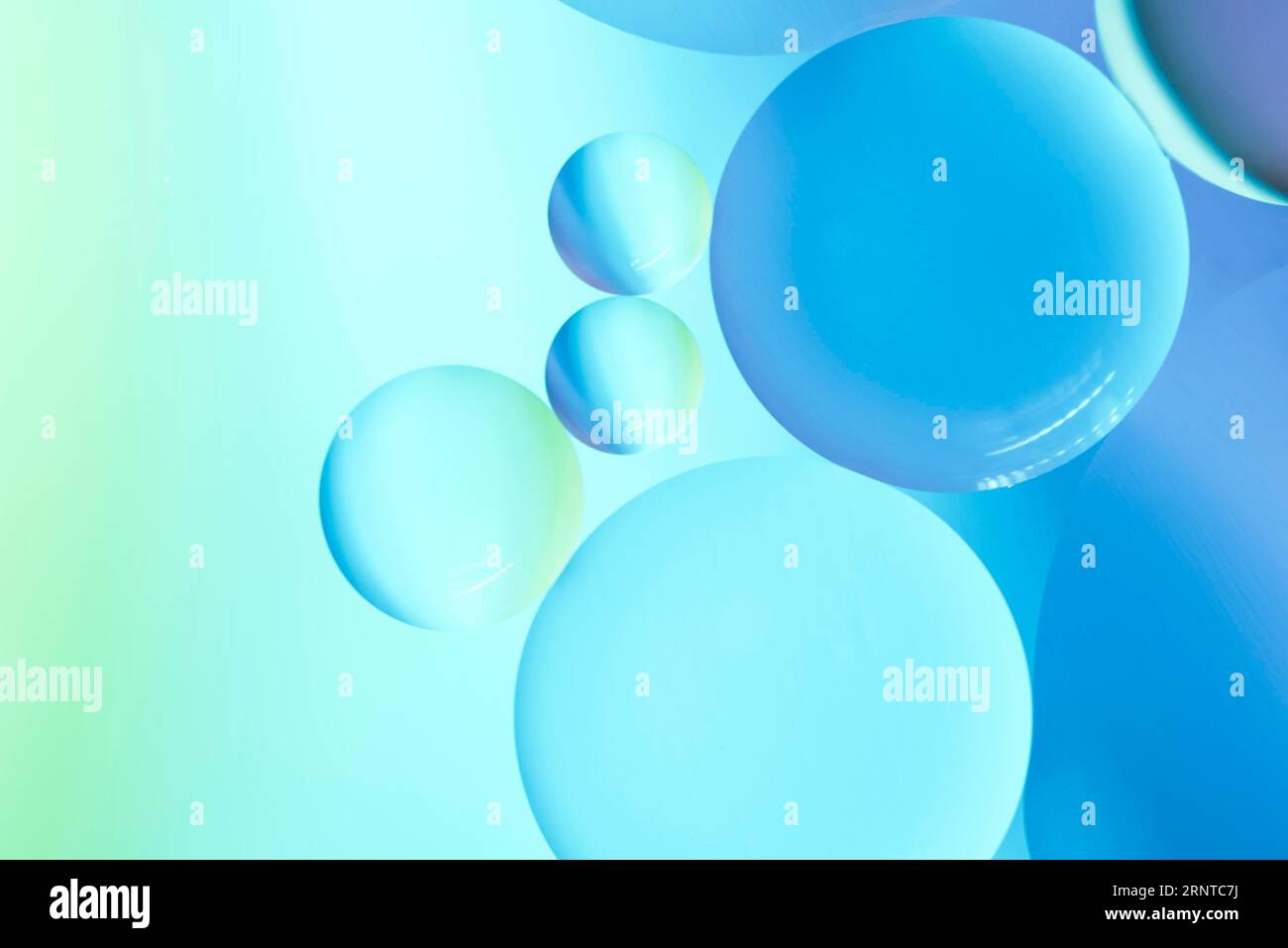 Oil water bubbles flow hi-res stock photography and images - Alamy