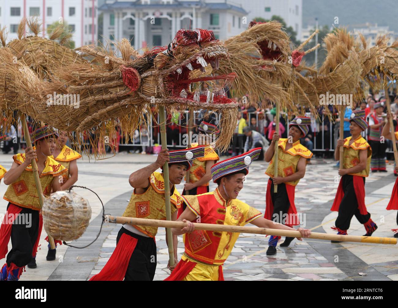 (171106) -- LUOCHENG, Nov. 6, 2017 -- People compete in a competition of grass dragon dance in Mulao Autonomous County of Luocheng, south China s Guangxi Zhuang Autonomous Region, Nov. 6, 2017. Local villagers gathered here to celebrate harvest and pray for good fortune. ) (mp) CHINA-GUANGXI-LUOCHENG-GRASS DRAGON DANCE (CN) LuxBoan PUBLICATIONxNOTxINxCHN Stock Photo