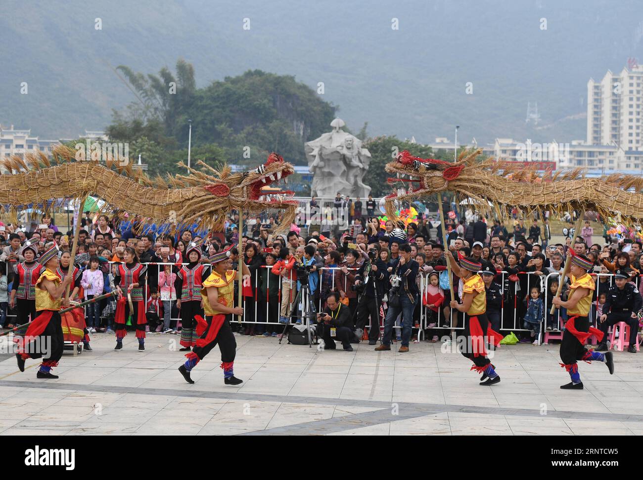 (171106) -- LUOCHENG, Nov. 6, 2017 -- People compete in a competition of grass dragon dance in Mulao Autonomous County of Luocheng, south China s Guangxi Zhuang Autonomous Region, Nov. 6, 2017. Local villagers gathered here to celebrate harvest and pray for good fortune. ) (mp) CHINA-GUANGXI-LUOCHENG-GRASS DRAGON DANCE (CN) LuxBoan PUBLICATIONxNOTxINxCHN Stock Photo