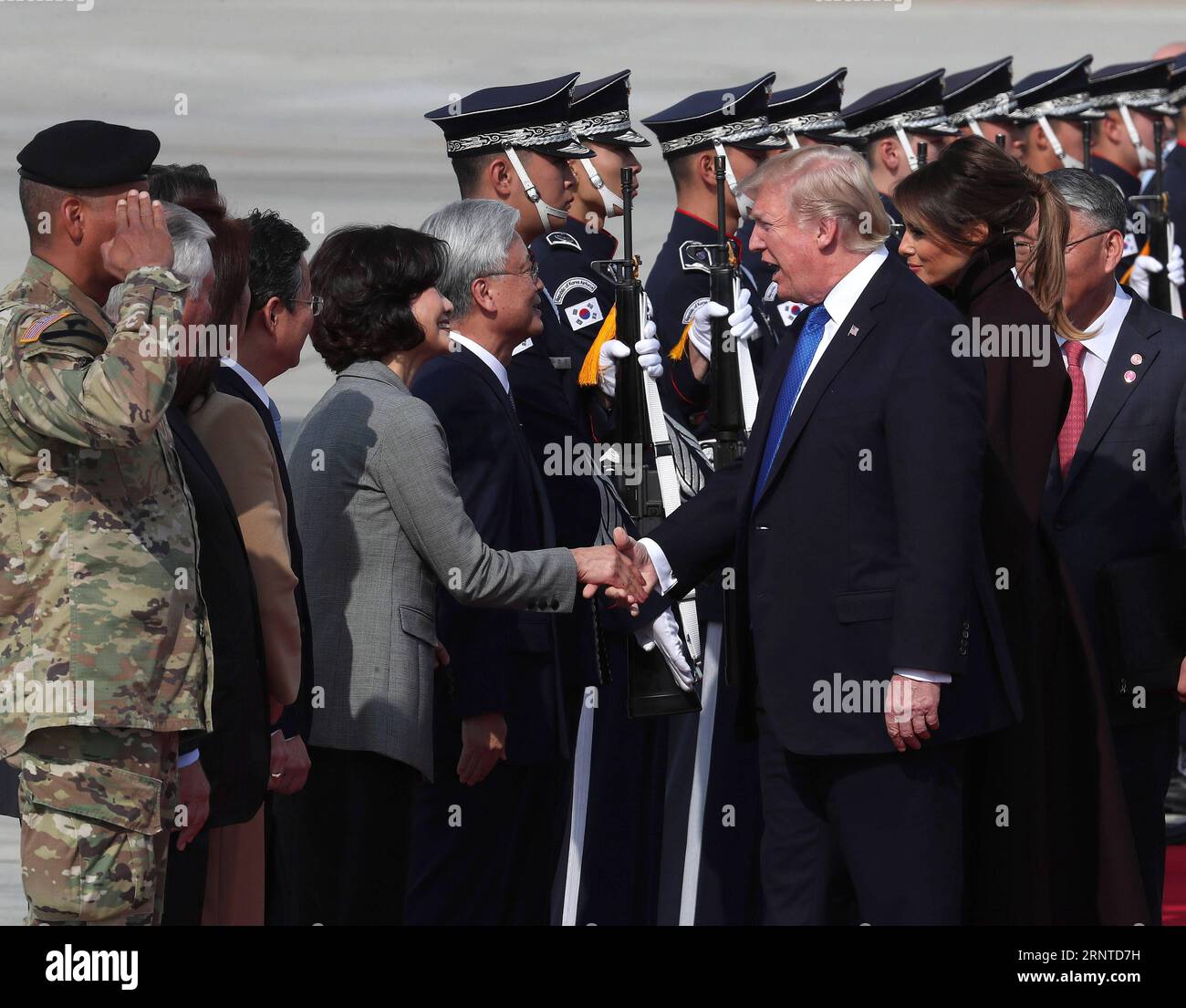 Donald Trump in Südkorea (171107) -- SEOUL, Nov. 7, 2017 () -- U.S. President Donald Trump (R) arrives at the Osan Air Base in South Korea Nov. 7, 2017. () (jmmn) SOUTH KOREA-OSAN AIR BASE-U.S. PRESIDENT-ARRIVAL Xinhua PUBLICATIONxNOTxINxCHN Stock Photo