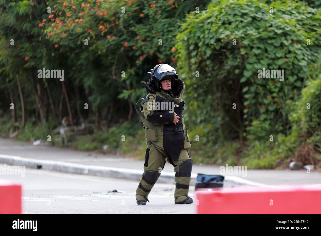 (171107) -- PASAY CITY, Nov. 7, 2017 -- A member of the Philippine National Police Explosive Ordnance Division (PNP-EOD) wearing a bomb suit conducts a bomb disposal scenario to show their preparation for the security in the upcoming 31st Association of Southeast Asian Nations (ASEAN) Summit in Pasay City, the Philippines, on Nov. 7, 2017. )(axy) PHILIPPINES-PASAY CITY-ASEAN-BOMB DISPOSAL SCENARIO ROUELLExUMALI PUBLICATIONxNOTxINxCHN Stock Photo