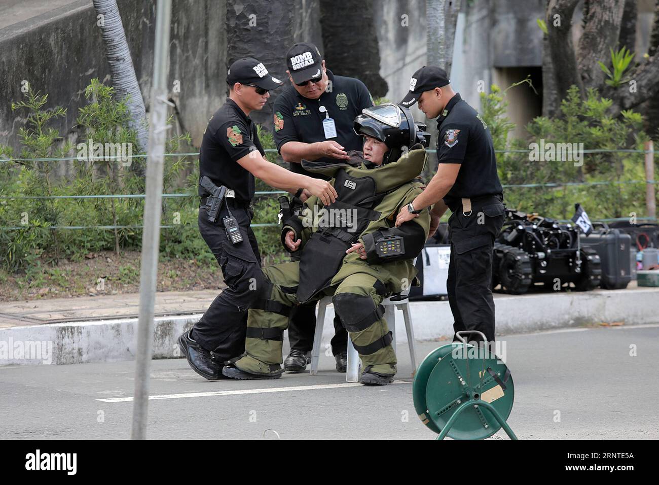(171107) -- PASAY CITY, Nov. 7, 2017 -- Members of the Philippine National Police Explosive Ordnance Division (PNP-EOD) assist their colleague wearing a bomb suit as they conduct a bomb disposal scenario to show their preparation for the security in the upcoming 31st Association of Southeast Asian Nations (ASEAN) Summit in Pasay City, the Philippines, on Nov. 7, 2017. )(axy) PHILIPPINES-PASAY CITY-ASEAN-BOMB DISPOSAL SCENARIO ROUELLExUMALI PUBLICATIONxNOTxINxCHN Stock Photo