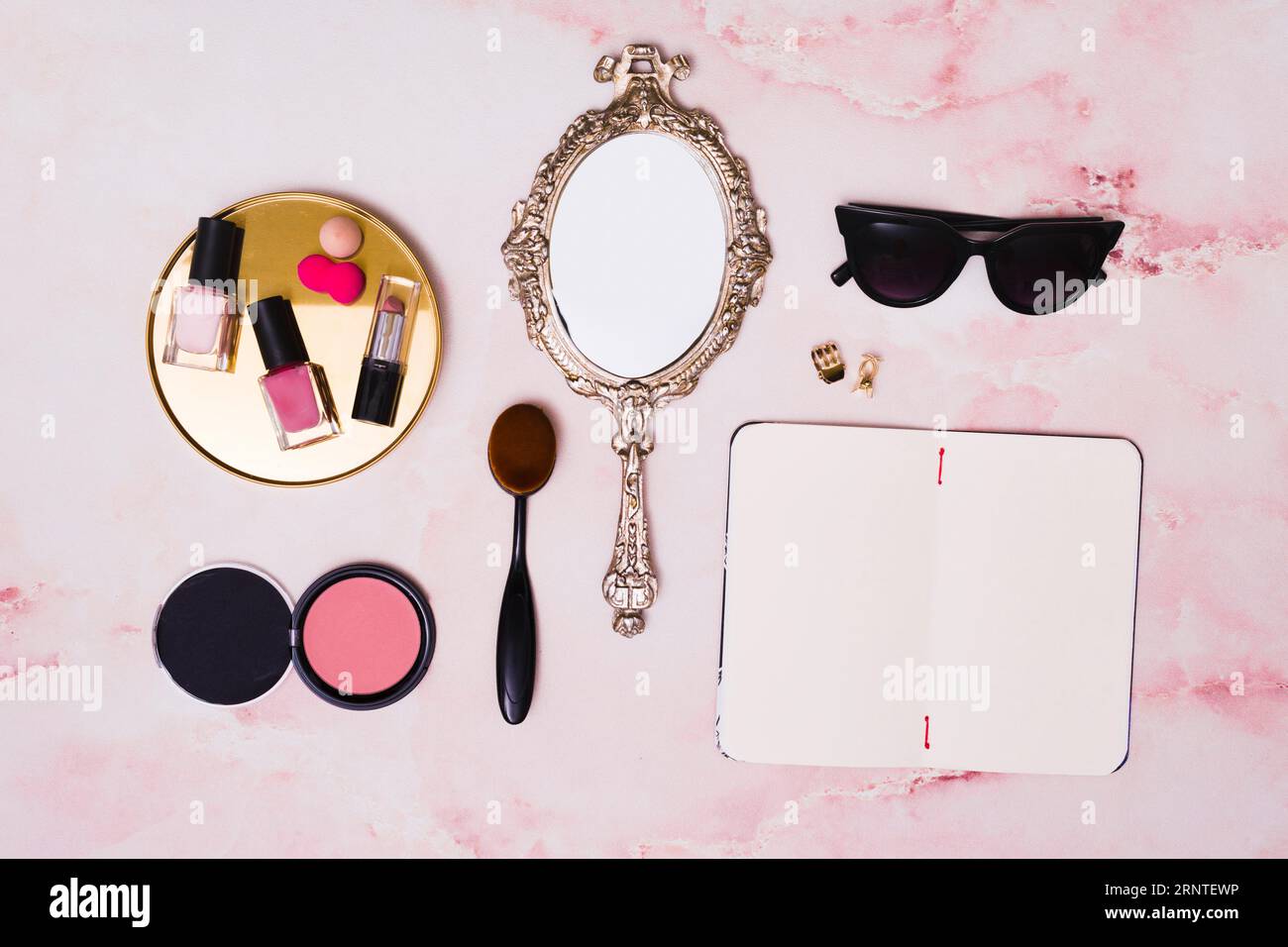 Open compact powder hi-res stock photography and images - Alamy