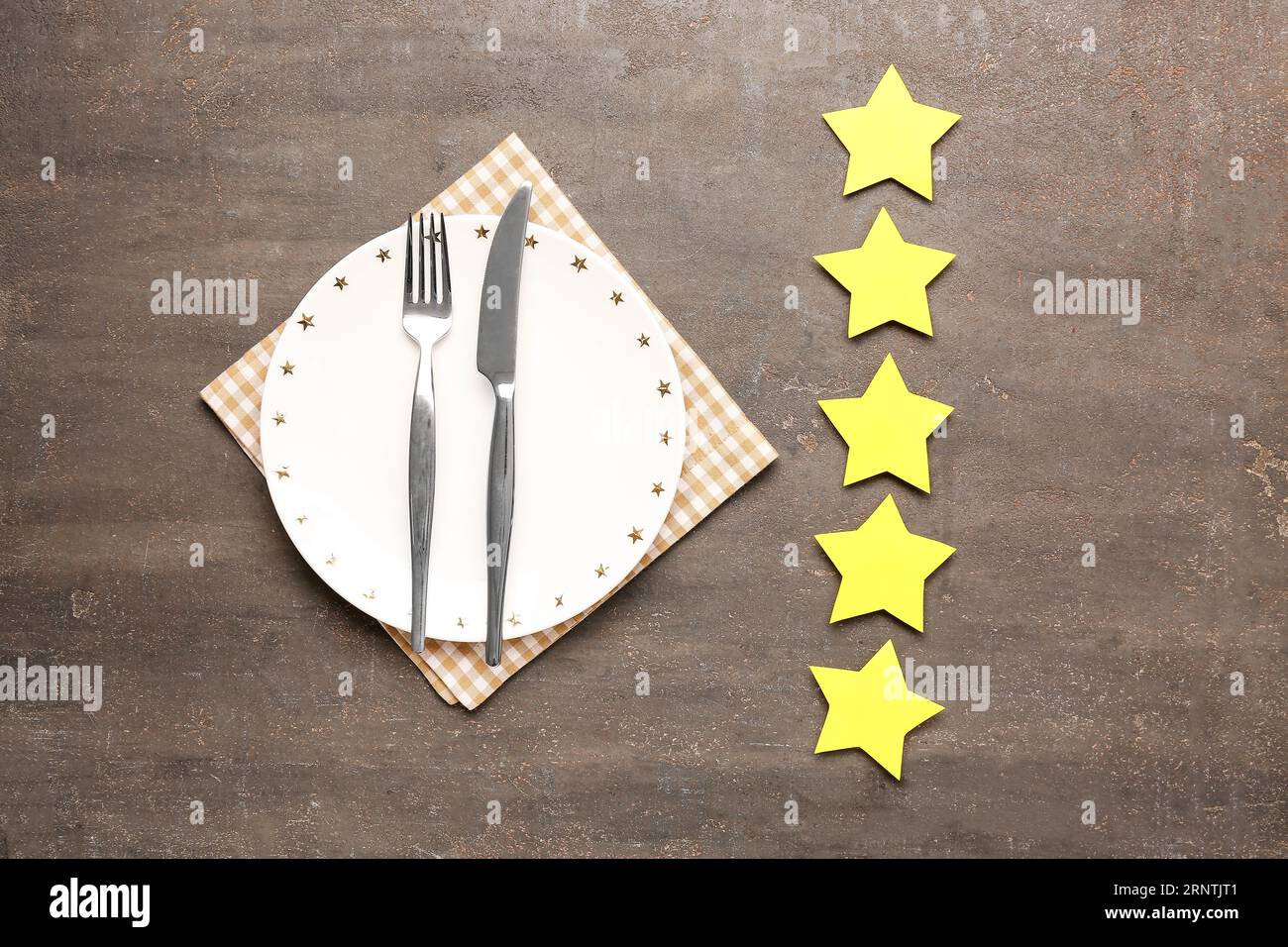 Table setting with five stars on dark background. Customer experience concept Stock Photo