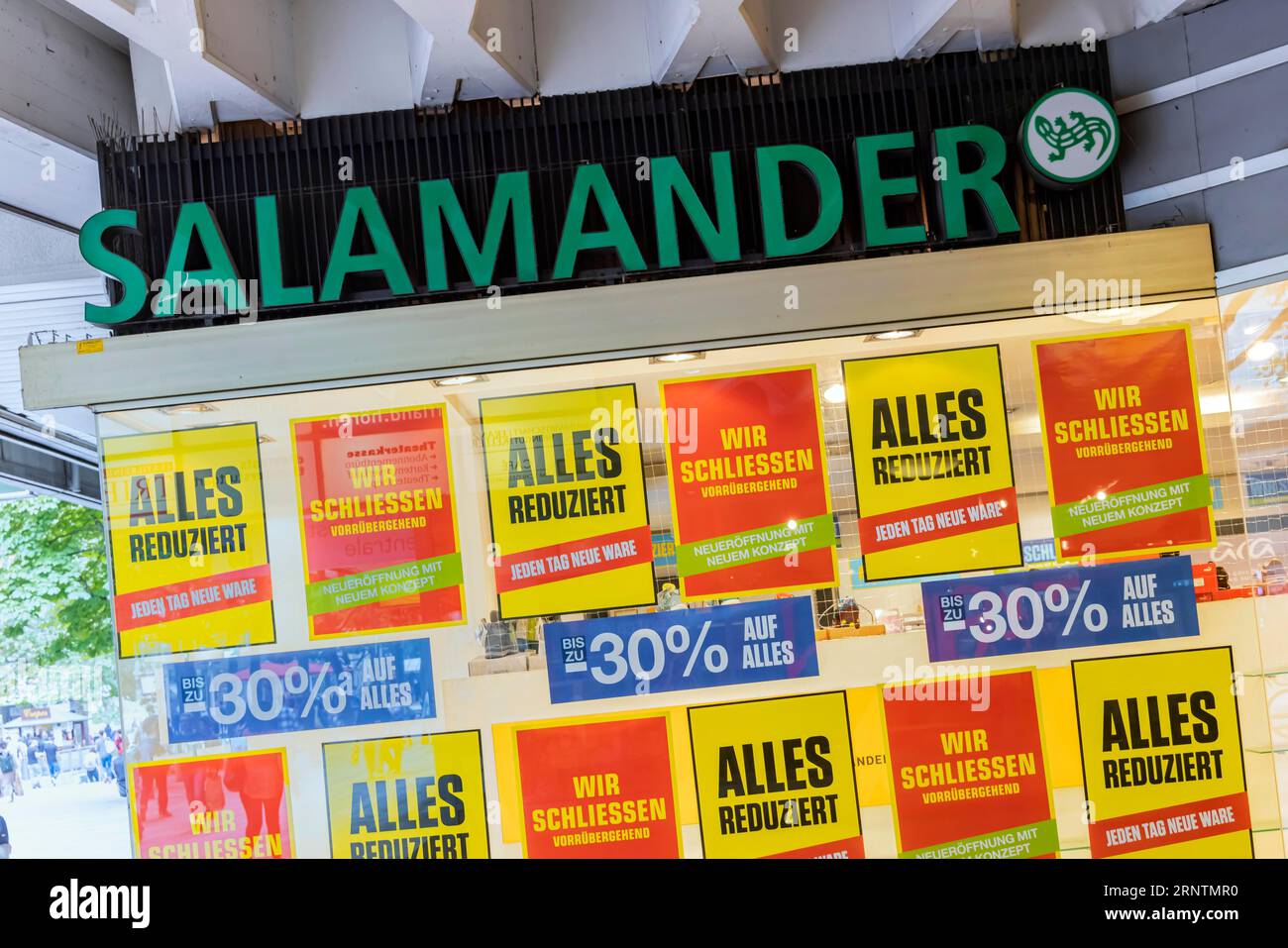 Shoe shop branch hi-res stock photography and images - Alamy