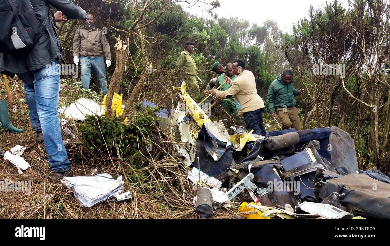 Bilder des Tages (171116) -- ARUSHA (TANZANIA), Nov. 16, 2017 () -- Air accident investigators inspect a crashed plane at the Empakaai Crater, a caved volcanic caldera in the Ngorongoro Conservation Area in northern Tanzania, on Nov. 16, 2017. A team of air accident investigators from the Ministry of Works, Transport and Communication arrived in northern Tanzania s region of Arusha on Thursday to ascertain cause of a light aircraft that crashed into Empakaai Crater. () TANZANIA-ARUSHA-PLANE-CRASH Xinhua PUBLICATIONxNOTxINxCHN Stock Photo