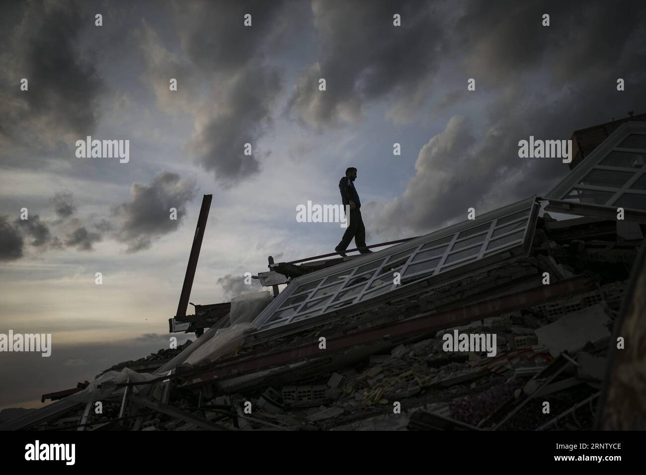 Iran iraq earthquake 2017 hi-res stock photography and images - Alamy