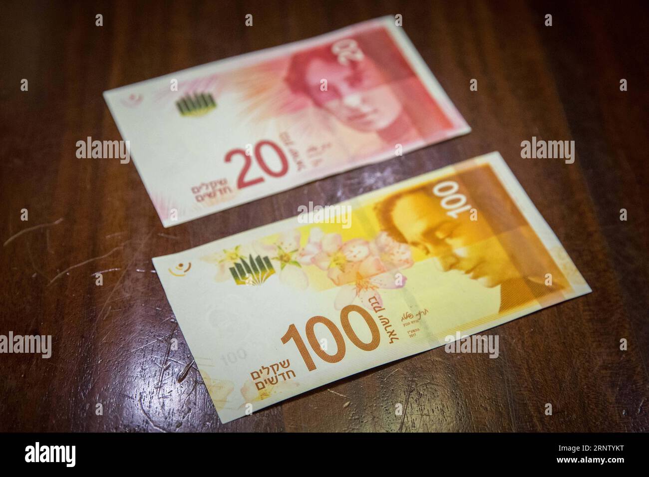 (171124) -- JERUSALEM, Nov. 24, 2017 -- The new 20 and 100 NIS banknotes are seen in Jerusalem, on Nov. 22, 2017. Israel will distribute new banknotes of Israeli New Shekel (NIS) in 20 and 100, said the governor of the Bank of Israel (BOI) Karnit Flug on Wednesday. )(rh) MIDEAST-JERUSALEM-ISRAELI SHEKEL-NEW BANKNOTES JINI PUBLICATIONxNOTxINxCHN Stock Photo