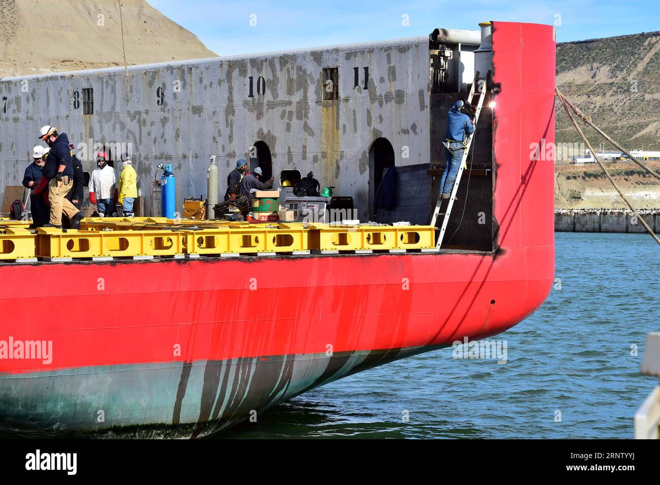 (171125) -- CHUBUT, Nov. 25, 2017 -- Personnel takes part in the preparations of boats that will serve for the transfer of equipment and logistics to help with the search of the missing submarine, on the maritime wharf of Comodoro Rivadavia, province of Chubut, Argentina, on Nov. 24, 2017. Argentinean President Mauricio Macri ordered on Friday a serious investigation into the circumstances of the missing submarine ARA San Juan, which vanished on Nov. 15 in the South Atlantic with 44 crew on board. Maxi Jonas/TELAM) (ma) (da) (zy) ARGENTINA-CHUBUT-SUBMARINE-INVESTIGATION e TELAM PUBLICATIONxNOT Stock Photo