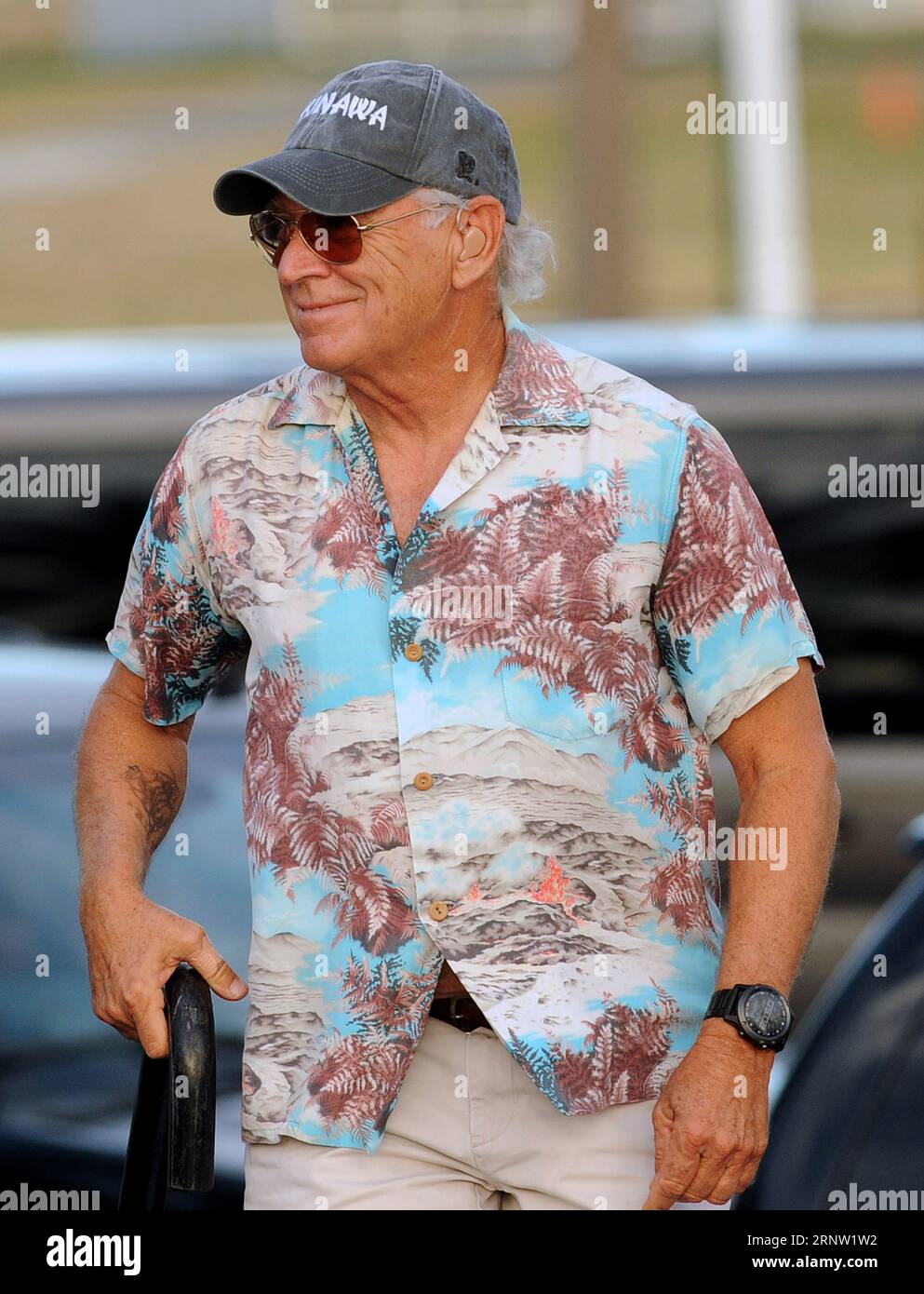 St. Petersburg, United States. 07th Nov, 2016. Singer-songwriter Jimmy Buffett arrives on stage to perform at the Get Out The Vote campaign rally for Democratic presidential nominee Hillary Clinton at Albert Whitted Park in St. Petersburg, Florida. (Photo by Paul Hennessy/SOPA Images/Sipa USA) Credit: Sipa USA/Alamy Live News Stock Photo