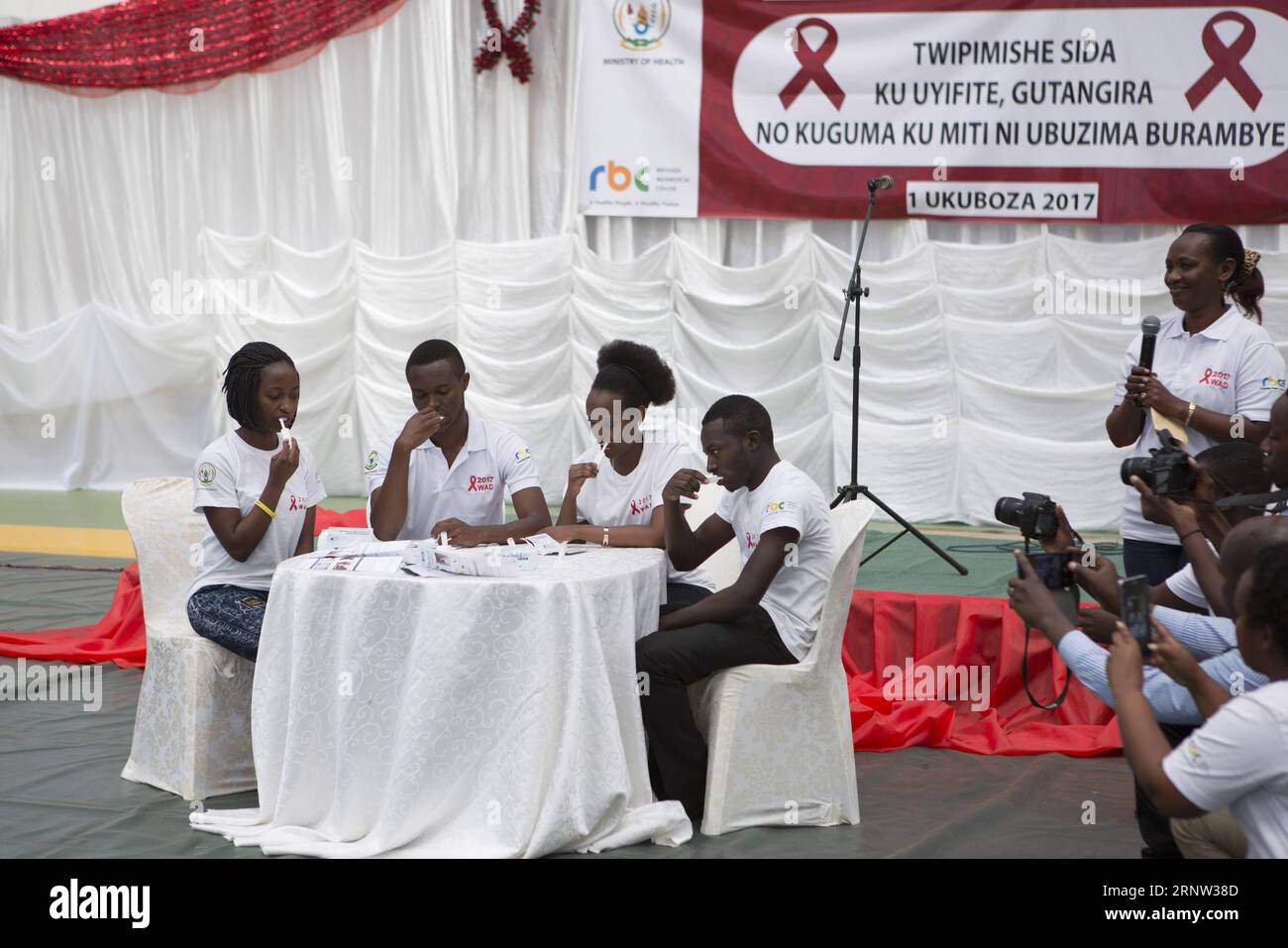 (171201) -- KIGALI, Dec. 1, 2017 -- People demonstrate how to use oral ...