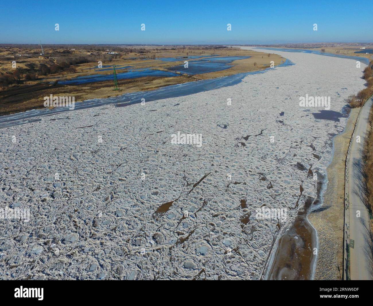 (171205) -- HOHHOT, Dec. 5, 2017 -- Photo taken on Dec. 5, 2017 shows the frozen Yellow River at Togtoh section in north China s Inner Mongolia Autonomous Region. The length of frozen section of the Yellow River in Inner Mongolia has reached 139 kilometers by 4:00 p.m. Tuesday. The Yellow River Flood Control and Drought Relief Headquarters announced the beginning of the river s freeze-up period Monday. )(mcg) CHINA-YELLOW RIVER-FREEZE-UP PERIOD (CN) DengxHua PUBLICATIONxNOTxINxCHN Stock Photo