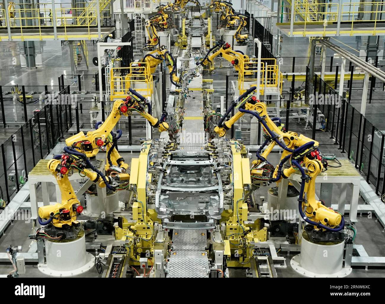 (171206) -- TIANJIN, Dec. 6, 2017 -- Manipulators work at the production line at the new energy vehicle producer NEVS in north China s Tianjin Municipality, Dec. 4, 2017. ) (ry) CHINA-TIANJIN-NEW ENERGY VEHICLE (CN) ChenxJianli PUBLICATIONxNOTxINxCHN Stock Photo