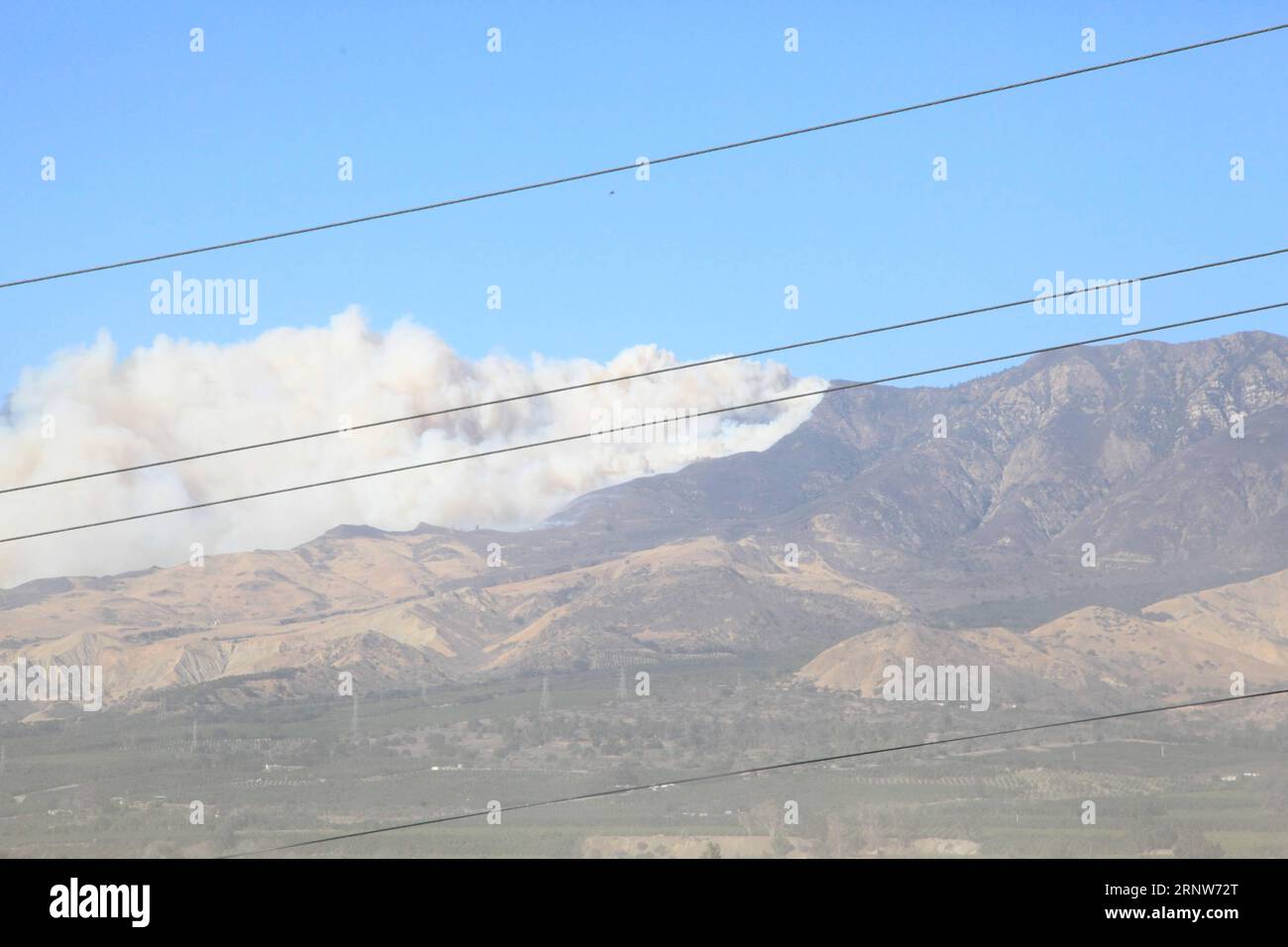 (171206) -- CALIFORNIA, Dec. 6, 2017 -- Fire smoke is seen in Ventura County of California, the United States, Dec. 5, 2017. Brush fires across the region were fed by extremely high winds, low humidities and dry fuel. Hundreds of fire fighters have been working very hard to minimize damage to property and evacuations are taking place in many places in south California, said authorities. ) (zjy) U.S.-CALIFORNIA-WILDFIRE HuangxHeng PUBLICATIONxNOTxINxCHN Stock Photo