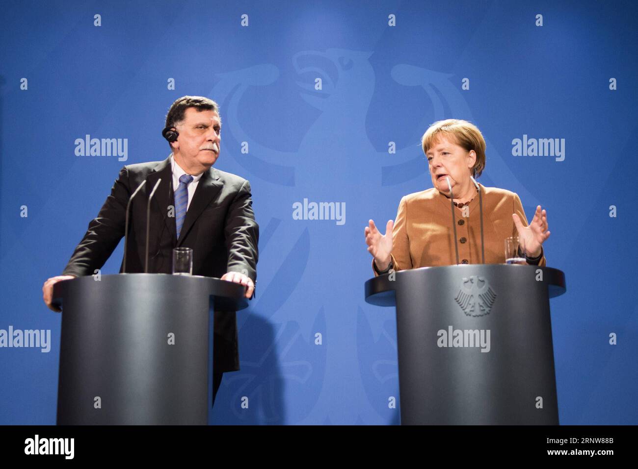 Bilder des Tages (171207) -- BERLIN, Dec. 7, 2017 -- German Chancellor Angela Merkel (R) addresses a press conference with visiting Libyan UN-backed Prime Minister Fayez al-Sarraj in Berlin, Germany, on Dec. 7, 2017. Merkel, after talks with Fayez al-Sarraj on Thursday, urged the Libyan authorities to improve the conditions of migrants in the North African country and pledged more support from the European Union. ) GERMANY-BERLIN-CHANCELLOR-LIBYA-UN-BACKED PM-MEETING ZhangxYuan PUBLICATIONxNOTxINxCHN Stock Photo