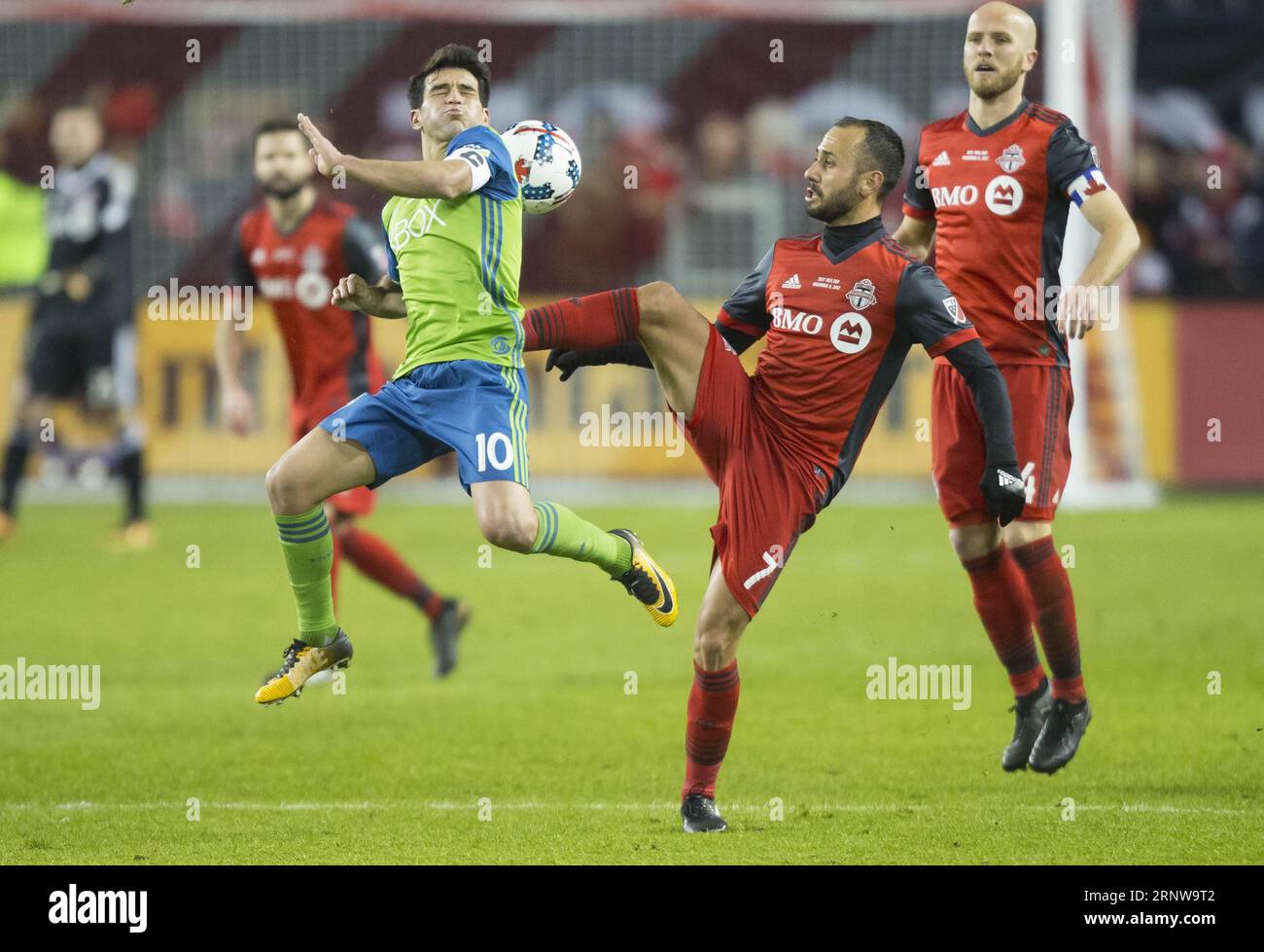 (171210) -- TORONTO, Dec. 10, 2017 -- Victor Vazquez(2nd R) of Toronto FC vies with Nicolas Lodeiro(C) of Seattle Sounders FC during their 2017 Major League Soccer(MLS) Cup final at BMO Field in Toronto, Canada, Dec. 9, 2017. Toronto FC won 2-0 and claimed the title. ) (SP)CANADA-TORONTO-SOCCER-MLS CUP FINAL-TORONTO FC VS SEATTLE SOUNDERS FC ZouxZheng PUBLICATIONxNOTxINxCHN Stock Photo