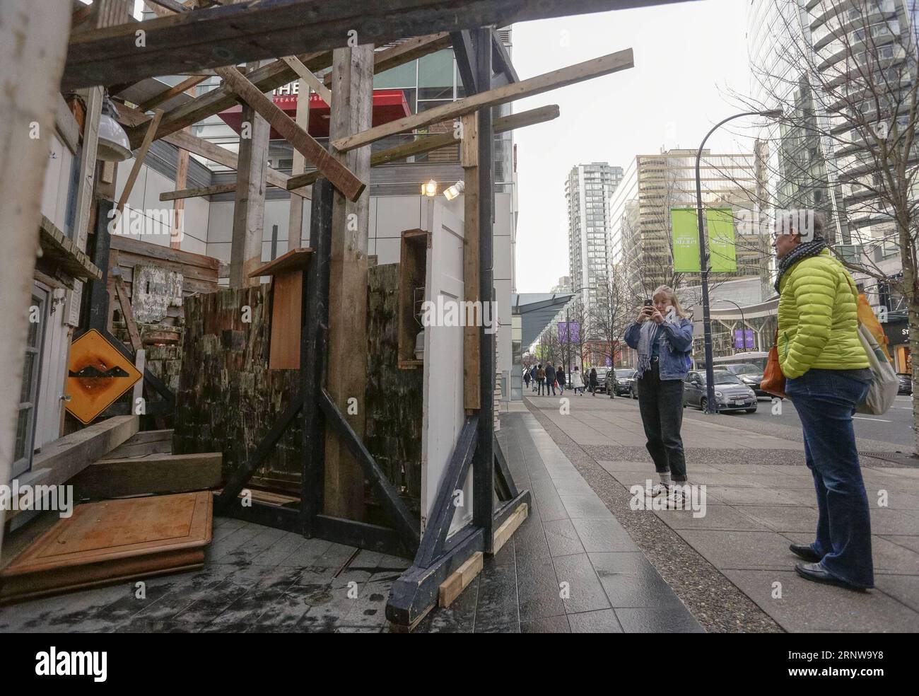 (171210) VANCOUVER, Dec. 10, 2017 People look at an art