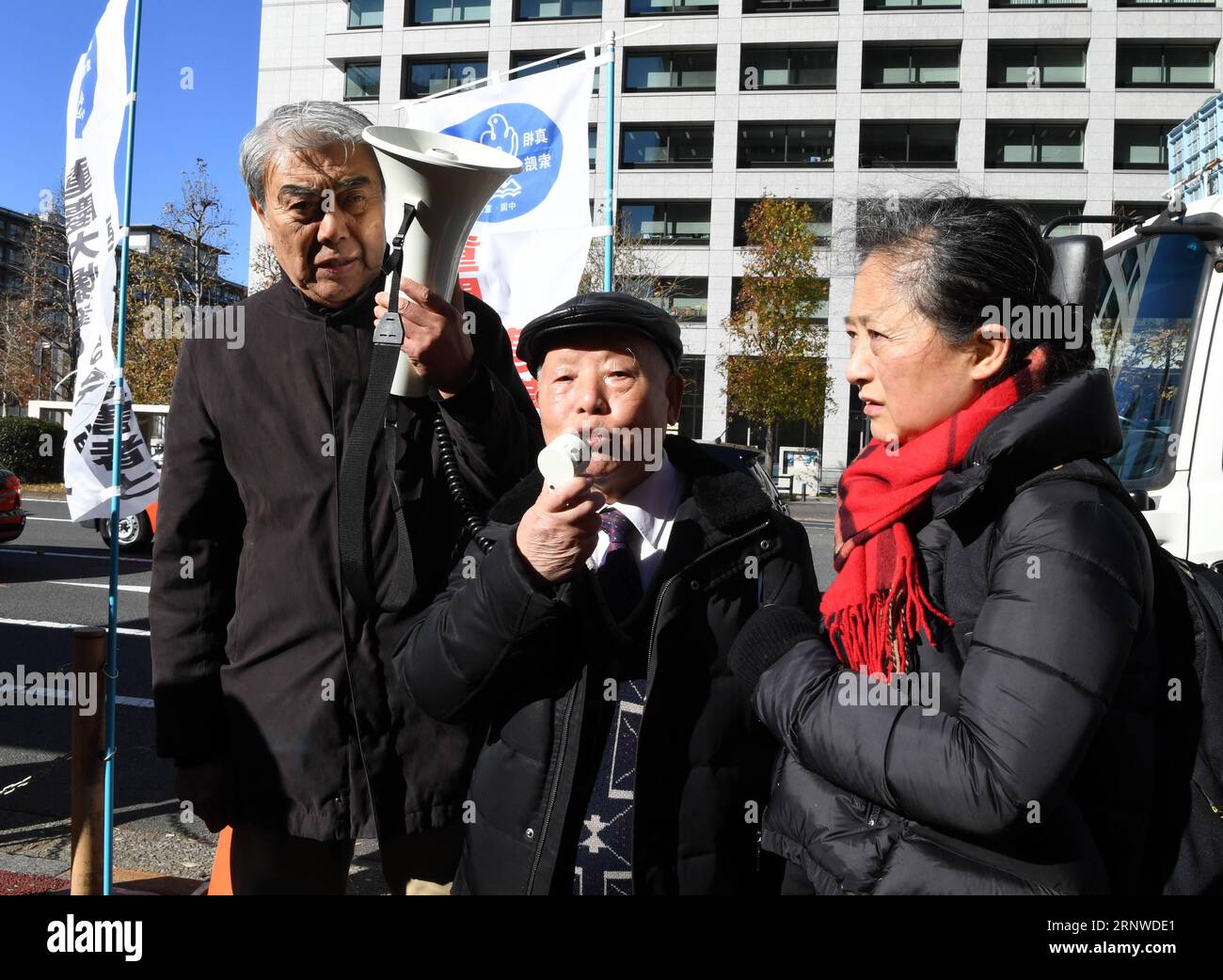 (171215) -- TOKYO, Dec. 15, 2017 -- Li Yuankui (C), head of the plaintiff delegation takes part in a protest against the ruling made by a Japanese court in Tokyo, Japan, Dec. 14, 2017. Victims of the Chongqing Bombing and some Japanese citizens protested against a ruling made by a Japanese court here on Thursday. )(axy) JAPAN-TOKYO-CHONGQING BOMBING-VICTIMS-PROTSET MaxPing PUBLICATIONxNOTxINxCHN Stock Photo