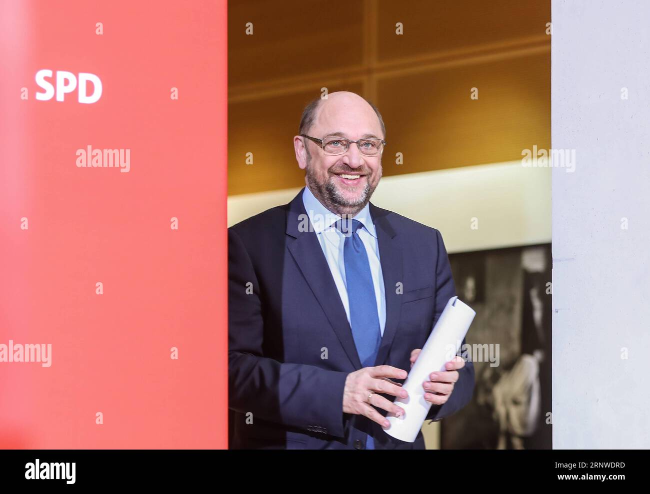 Bilder des Tages (171215) -- BERLIN, Dec. 15, 2017 -- Leader of the German Social Democrats (SPD) Martin Schulz speaks during a press conference at the headquarters of SPD in Berlin, on Dec. 15, 2017. Germany s SPD on Friday announced that it would start exploratory talks with the Conservatives Union for another grand coalition government. )(zf) GERMANY-BERLIN-SPD-GRAND COALITION-NEGOTIATIONS ShanxYuqi PUBLICATIONxNOTxINxCHN Stock Photo