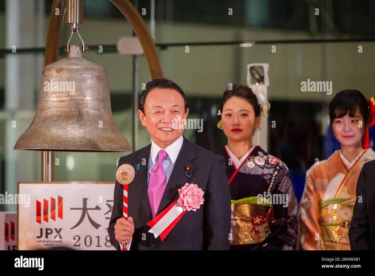 180104) -- TOKYO, Jan. 4, 2018 -- Taro Aso (1st L), Japan s deputy prime  minister and minister of finance, holds a hammer to ring a bell during the  ceremony which kicked