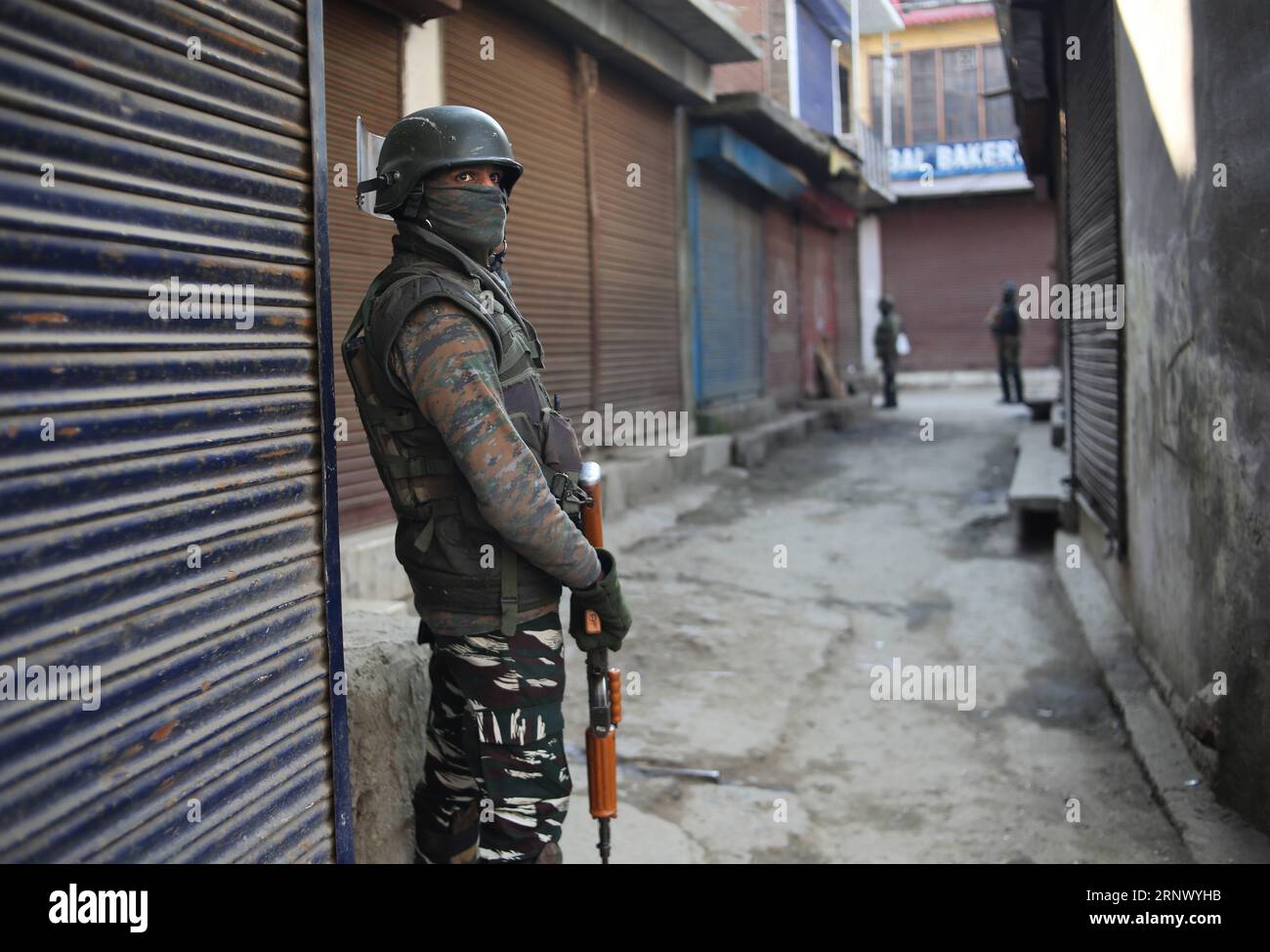 (180106) -- SOPORE, Jan. 6, 2018 -- Indian paramilitary troopers stand guard near the site of an improvised explosive device (IED) blast in Sopore town of Baramulla district, about 50 km northwest of Srinagar city, the summer capital of Indian-controlled Kashmir, on Jan. 6, 2018. At least four policemen were killed and two others wounded Saturday after militants triggered an improvised explosive device (IED) blast in restive Indian-controlled Kashmir, police said. ) (whw) INDIAN-CONTROLLED KASHMIR-SOPORE-BLAST JavedxDar PUBLICATIONxNOTxINxCHN Stock Photo