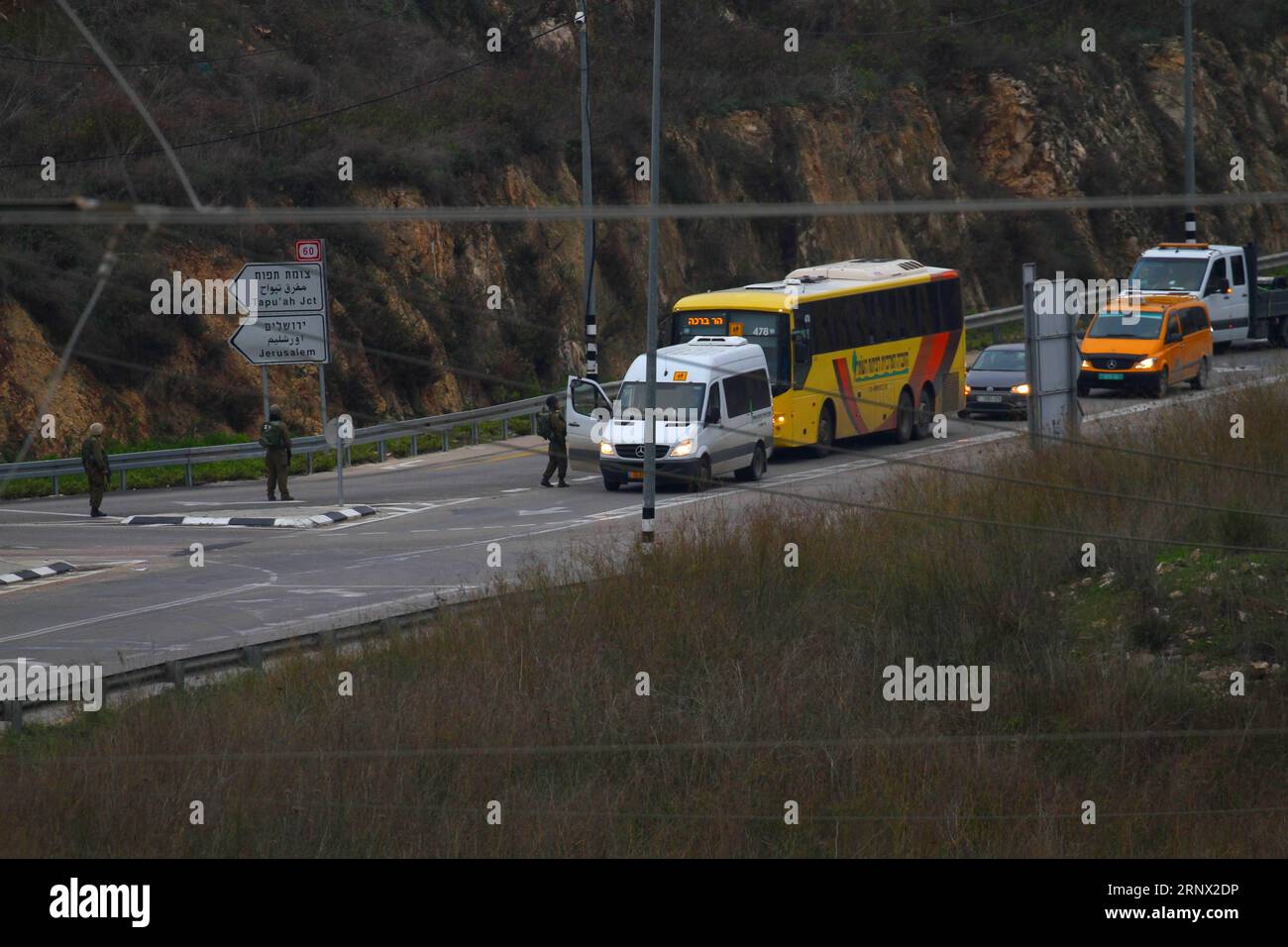 (180110) -- NABLUS, Jan. 10, 2018 -- Israeli forces try to forbid the vehicles to pass through an Israeli checkpoint after a Jewish settler was killed late on Tuesday, in Havat Gilad, a Jewish settlement near the Palestinian city of Nablus Nablus, on Jan 10, 2018. A Palestinian driver opened fire at an Israeli car in the West Bank on Tuesday night, killing an Israeli man, Israeli officials said. ) (zjl) MIDEAST-NABLUS-ISRAELI-SHOOTING NidalxEshtayeh PUBLICATIONxNOTxINxCHN Stock Photo