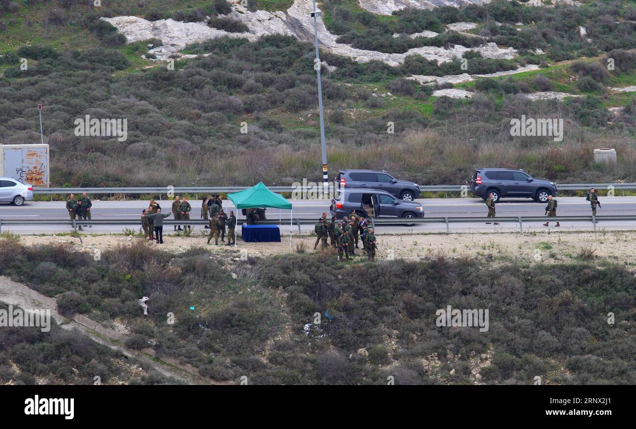 (180110) -- NABLUS, Jan. 10, 2018 -- Israeli forces try to forbid the vehicles to pass through an Israeli checkpoint after a Jewish settler was killed late on Tuesday, in Havat Gilad, a Jewish settlement near the Palestinian city of Nablus Nablus, on Jan 10, 2018. A Palestinian driver opened fire at an Israeli car in the West Bank on Tuesday night, killing an Israeli man, Israeli officials said. ) (zjl) MIDEAST-NABLUS-ISRAELI-SHOOTING NidalxEshtayeh PUBLICATIONxNOTxINxCHN Stock Photo
