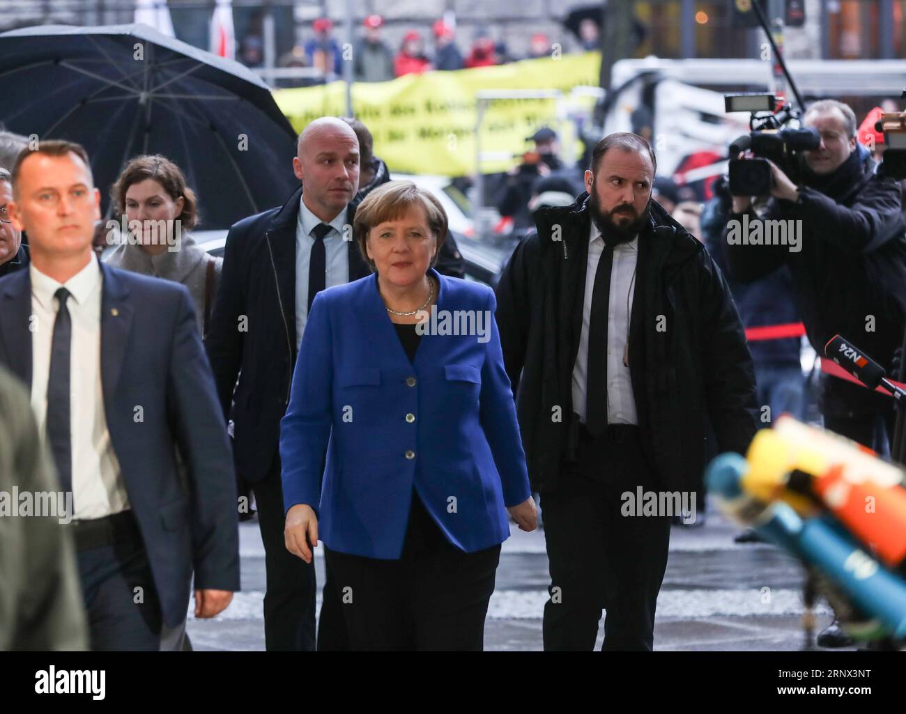 (180111) -- BERLIN, Jan. 11, 2018 -- German Chancellor and leader of German Christian Democratic Union (CDU) Angela Merkel (C) arrives for the exploratory talks for a new coalition government between CDU, Christian Social Union (CSU) and Social Democratic Party (SPD) at the headquarters of SPD in Berlin, capital of Germany, on Jan. 11, 2018. )(srb) GERMANY-BERLIN-COALITION GOVERNMENT-EXPLORATORY TALKS ShanxYuqi PUBLICATIONxNOTxINxCHN Stock Photo