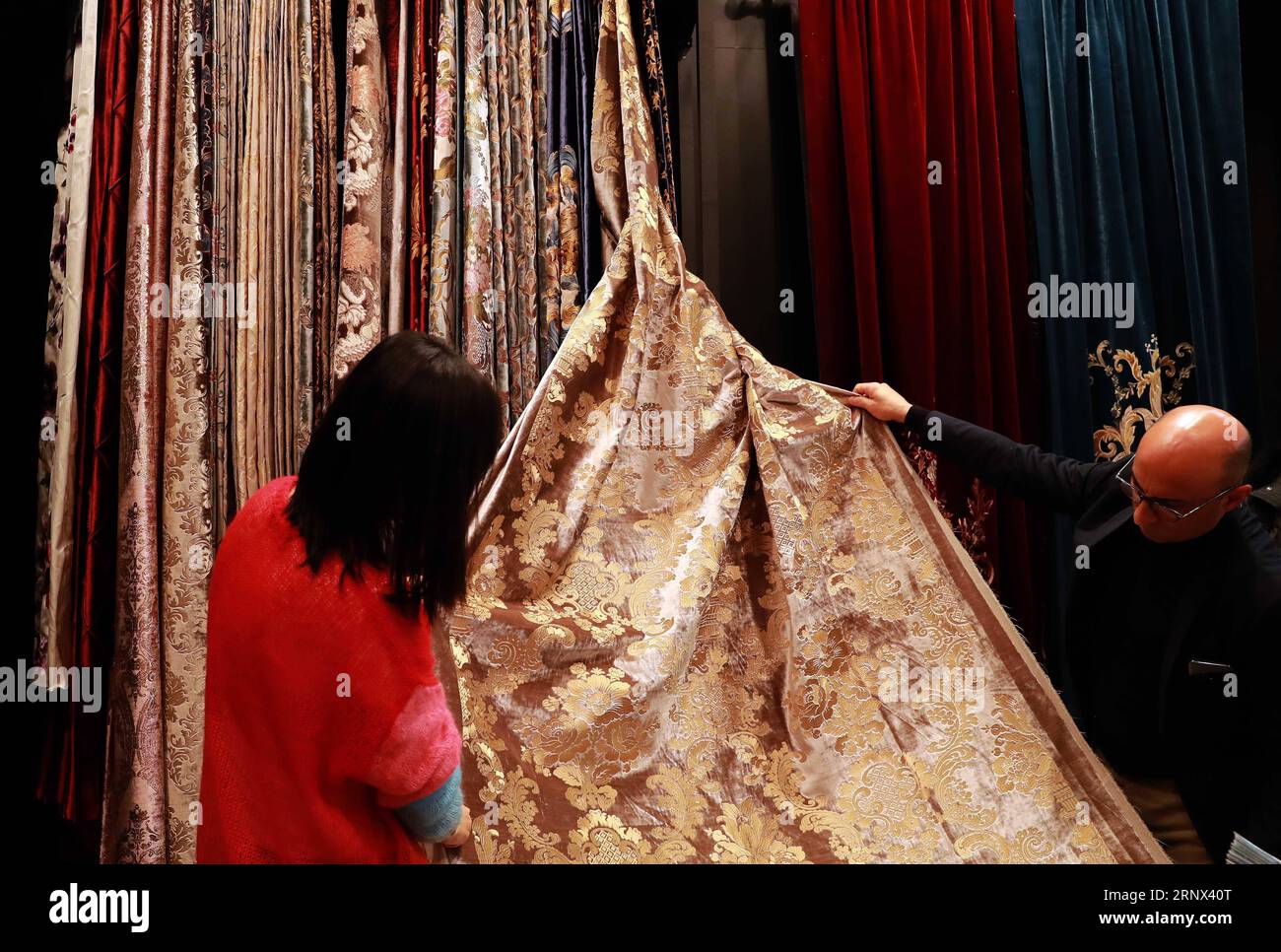 (180112) -- FRANKFURT, Jan. 12, 2018 -- A Chinese exhibitor talks with a visitor at a Chinese textile booth at Heimtextil, the world s largest international trade fair for home and contract textiles, in Frankfurt, Germany, on Jan. 11, 2018. A total of 2,975 exhibitors from 64 countries and regions attended the trade fair this year, 545 of which are from China. ) (djj) GERMANY-FRANKFURT-HEIMTEXTIL-CHINA LuoxHuanhuan PUBLICATIONxNOTxINxCHN Stock Photo