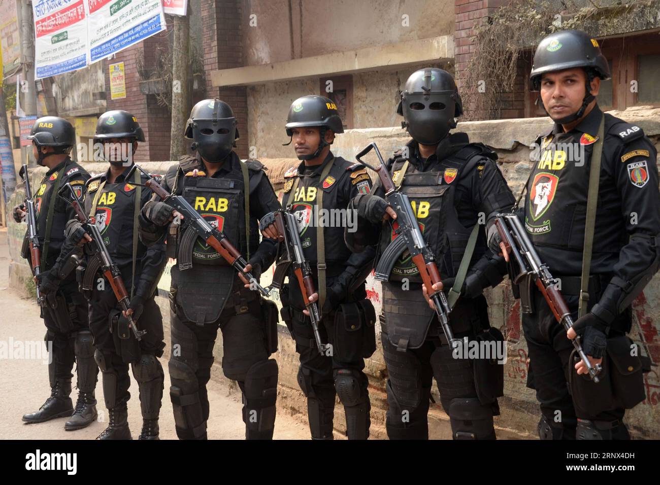 (180112) -- DHAKA, Jan. 12, 2018 -- Members of Rapid Action Battalion are seen in Dhaka, capital of Bangladesh, Jan. 12, 2018. Three militants were killed on Friday morning in a raid launched by Bangladesh s anti-crime elite force on a militant hideout near Prime Minister Sheikh Hasina s office in capital Dhaka. ) (whw) BANGLADESH-DHAKA-MILITANT-HIDEOUT-RAID Salimxreza PUBLICATIONxNOTxINxCHN Stock Photo