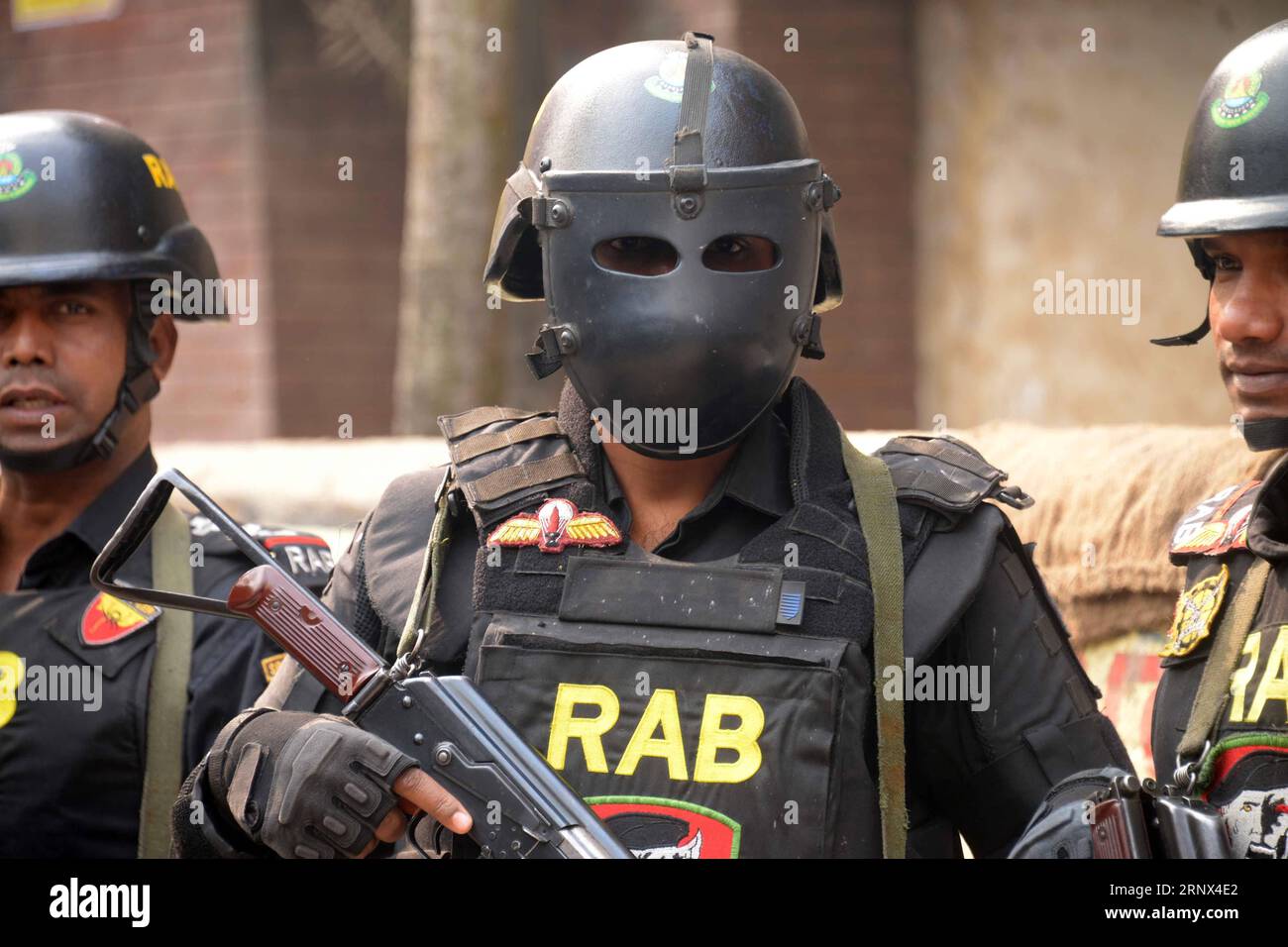 (180112) -- DHAKA, Jan. 12, 2018 -- Members of Rapid Action Battalion are seen in Dhaka, capital of Bangladesh, Jan. 12, 2018. Three militants were killed on Friday morning in a raid launched by Bangladesh s anti-crime elite force on a militant hideout near Prime Minister Sheikh Hasina s office in capital Dhaka. ) (whw) BANGLADESH-DHAKA-MILITANT-HIDEOUT-RAID Salimxreza PUBLICATIONxNOTxINxCHN Stock Photo