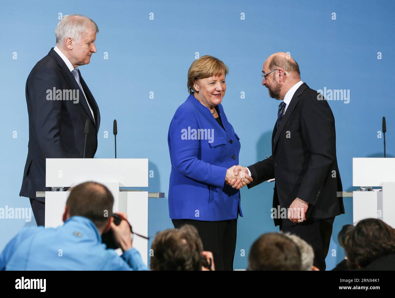 (180112) -- BERLIN, Jan. 12, 2018 -- German Chancellor and leader of German Christian Democratic Union (CDU) Angela Merkel (C) shakes hands with leader of German Social Democratic Party (SPD) Martin Schulz (R) after a joint press conference at the headquarters of SPD, in Berlin, Germany, on Jan. 12, 2018. German Chancellor Angela Merkel s conservatives and the Social Democrats (SPD) on Friday achieved a breakthrough in their exploratory talks aimed at forming a new coalition government, local media reported. )(srb) GERMANY-BERLIN-COALITION TALKS-BREAKTHROUGH ShanxYuqi PUBLICATIONxNOTxINxCHN Stock Photo