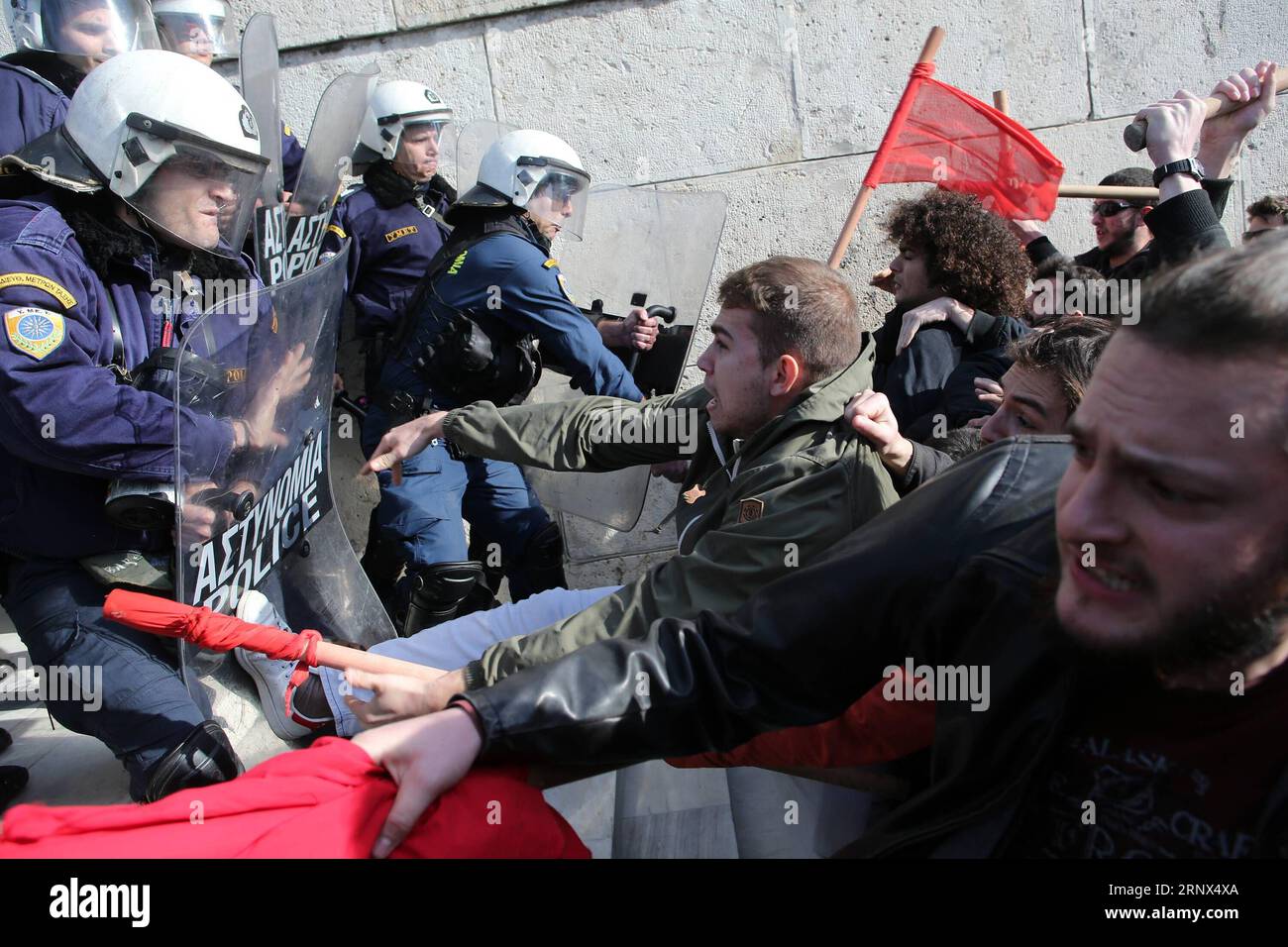 (180112) -- ATHENS, Jan. 12, 2018 -- Protesters clash with riot police outside the parliament building during a demonstration against a new austerity bill in Athens, Greece, on Jan. 12, 2018. Greek labor unions staged a first round of strikes and protests on Friday over the new austerity bill debated in parliament which, among other measures, tightens conditions for calling strikes. ) GREECE-ATHENS-LABOR UNIONS-PROTEST-AUSTERITY BILL MariosxLolos PUBLICATIONxNOTxINxCHN Stock Photo