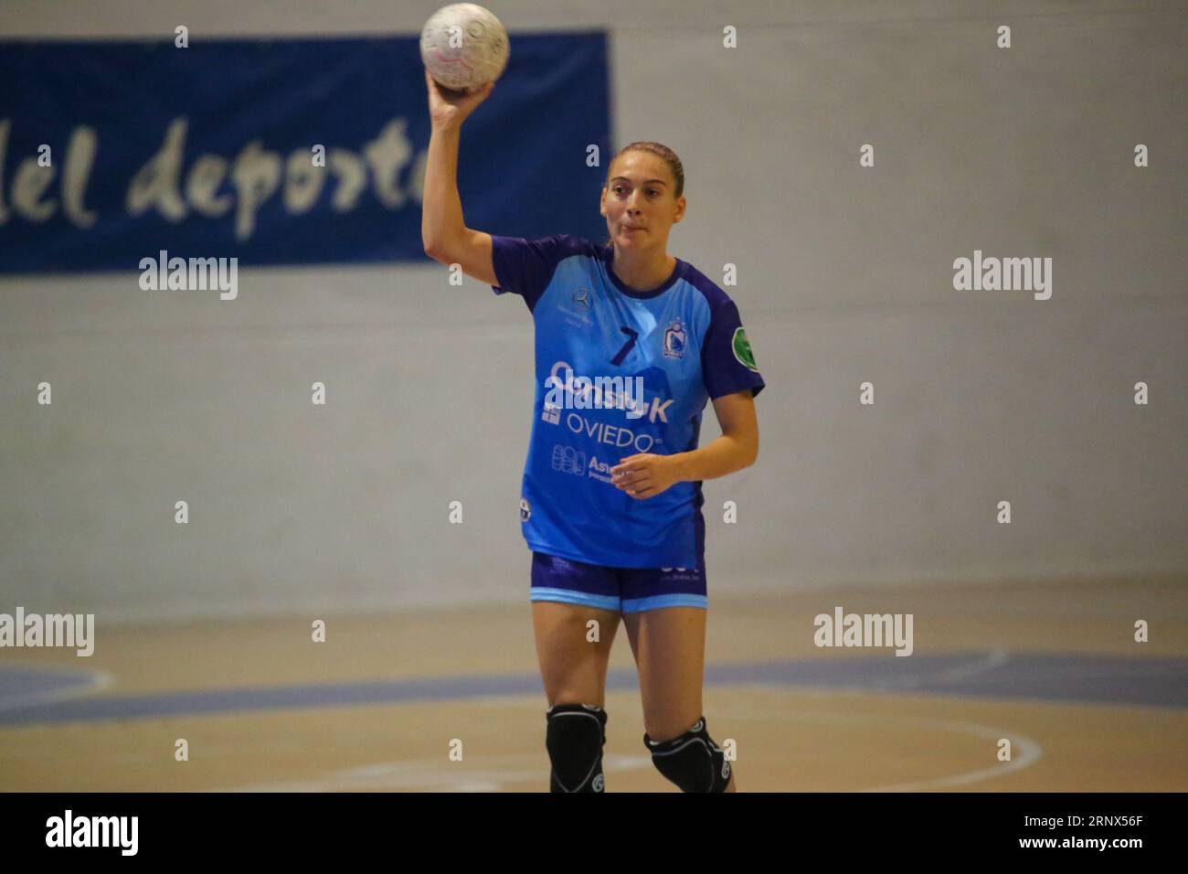 Oviedo, Spain, 02nd September, 2023: The player of Lobas Global Atac Oviedo, Miriam Cortina (7) with the ball during the first day of the Liga Guerreras Iberdrola between Lobas Global Atac Oviedo and Caja Rural Aula Valladolid, on 02 September 2023, at the Florida Arena Municipal Sports Center, in Oviedo, Spain. Credit: Alberto Brevers / Alamy Live News. Stock Photo