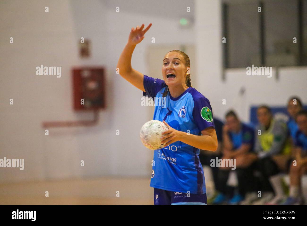 Oviedo, Spain, 02nd September, 2023: The player of Lobas Global Atac Oviedo, Miriam Cortina (7) directing the game during the first day of the Liga Guerreras Iberdrola between Lobas Global Atac Oviedo and Caja Rural Aula Valladolid, on 02 September 2023, at the Florida Arena Municipal Sports Center, in Oviedo, Spain. Credit: Alberto Brevers / Alamy Live News. Stock Photo