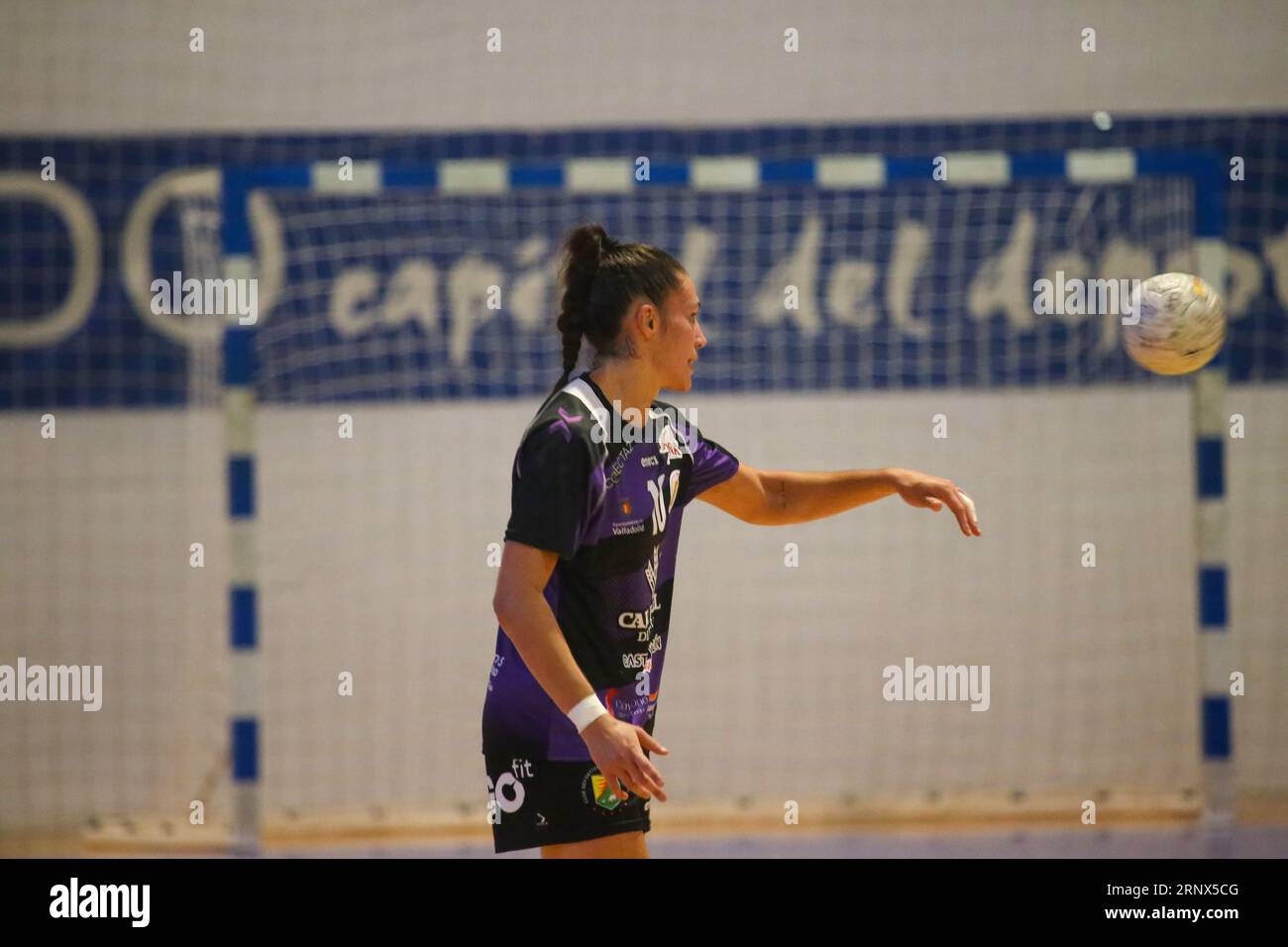 Oviedo, Spain, 02nd September, 2023: The player of Caja Rural Aula Valladolid, Maria Prieto (10) passes the ball during the first day of the Liga Guerreras Iberdrola between Lobas Global Atac Oviedo and Caja Rural Aula Valladolid, on 02 September 2023, at the Florida Arena Municipal Sports Center, in Oviedo, Spain. Credit: Alberto Brevers / Alamy Live News. Stock Photo