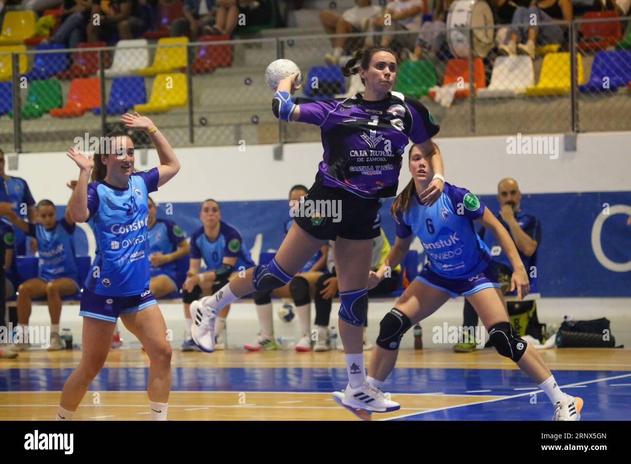 Oviedo, Spain, 02nd September, 2023: Caja Rural Aula Valladolid player, Jimena Laguna (3) shoots on goal during the first day of the Liga Guerreras Iberdrola between Lobas Global Atac Oviedo and Caja Rural Aula Valladolid, on 02 September 2023, at the Florida Arena Municipal Sports Center, in Oviedo, Spain. Credit: Alberto Brevers / Alamy Live News. Stock Photo