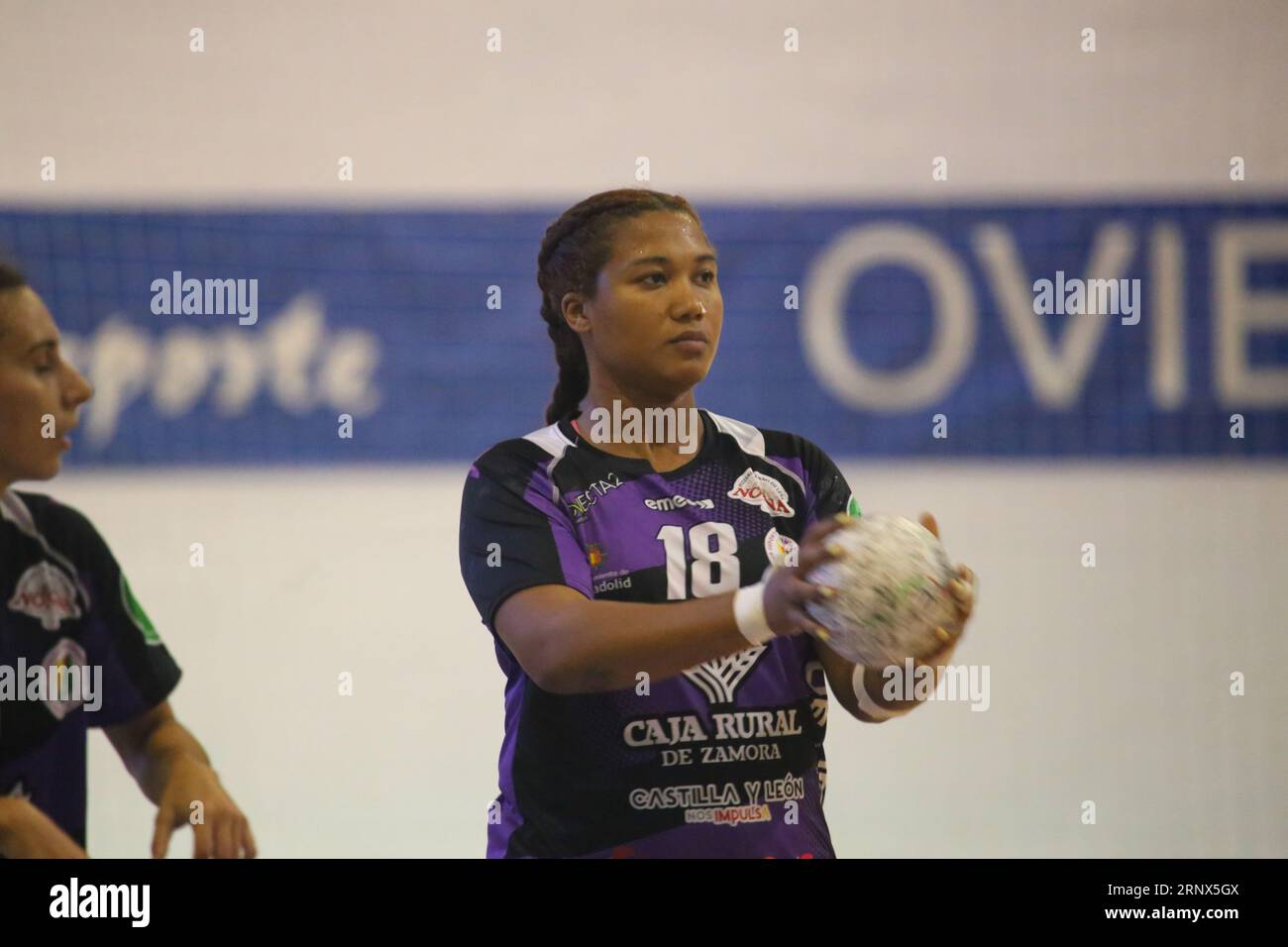 Oviedo, Spain, 02nd September, 2023: The player of Caja Rural Aula Valladolid, Lorena Aide Tellez (18) with the ball during the first day of the Liga Guerreras Iberdrola between Lobas Global Atac Oviedo and Caja Rural Aula Valladolid, on 02 September 2023, at the Florida Arena Municipal Sports Center, in Oviedo, Spain. Credit: Alberto Brevers / Alamy Live News. Stock Photo