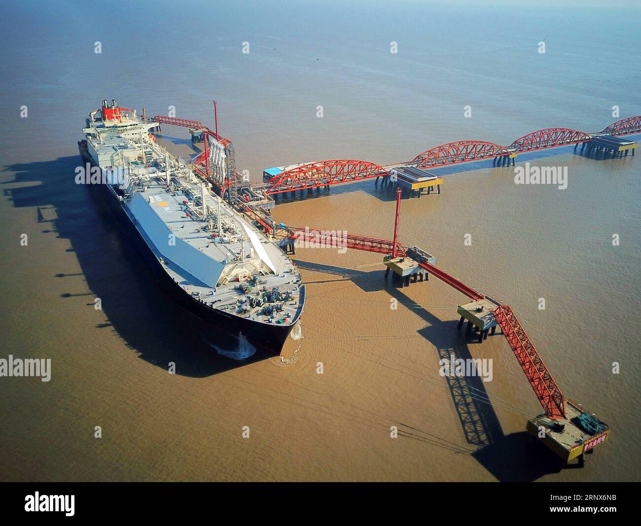 (180115) -- NANTONG, Jan. 15, 2018 -- Photo taken on Jan. 15, 2018 shows an Australian liquefied natural gas(LNG) boat at the LNG terminal in Yangkou Harbor of Rudong County, east China s Jiangsu Province. The boat was the 200th LNG boat that the LNG terminal greeted since it went into operation in May, 2011. ) (lx) CHINA-JIANGSU-LNG-BOAT(CN) XuxCongjun PUBLICATIONxNOTxINxCHN Stock Photo