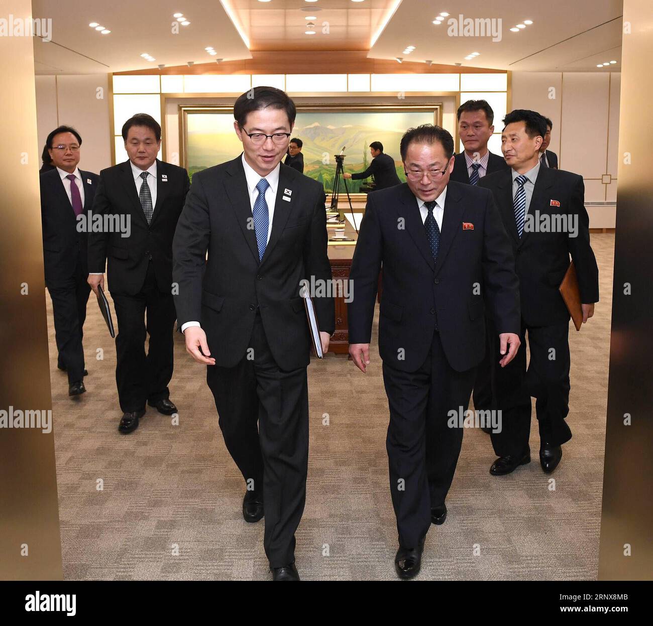 Olympia, Nord- und Südkorea laufen bei Eröffnungsfeier gemeinsam ein (180117) -- SEOUL, Jan. 17, 2018 -- Chun Hae-sung (L, front), vice unification minister of South Korea, and Jon Jong Su (R, front), vice chairman of the Committee for the Peaceful Reunification of the Fatherland of the Democratic People s Republic of Korea (DPRK), leave after holding dialogue at Peace House, a building in the South Korean side of Panmunjom, Jan. 17, 2018. South Korea and the DPRK have agreed to jointly march at the opening ceremony of the South Korea-hosted Winter Olympics and to cheer together for both athle Stock Photo