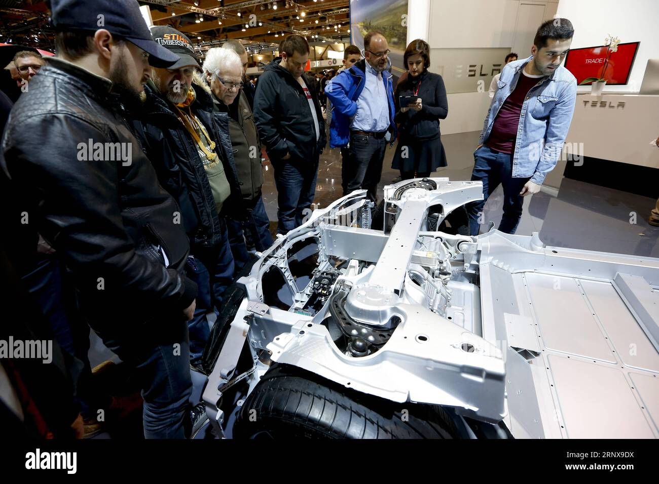 (180118) -- BRUSSELS, Jan. 18, 2018 -- Visitors look on a chassis of Tesla during the 96th European Motor Show in Brussels, Belgium, Jan. 18, 2018. The motor show opened to public from Jan. 12 to 21. )(rh) BELGIUM-BRUSSELS-AUTO-SHOW-ELECTRIC CAR YexPingfan PUBLICATIONxNOTxINxCHN Stock Photo