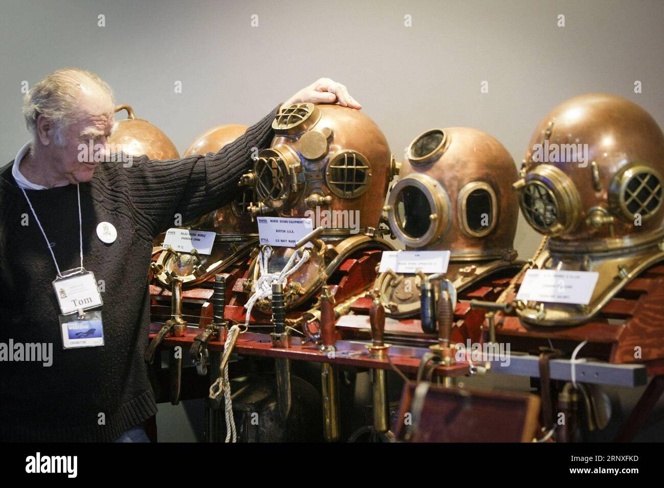 Hard hat diver hi-res stock photography and images - Alamy
