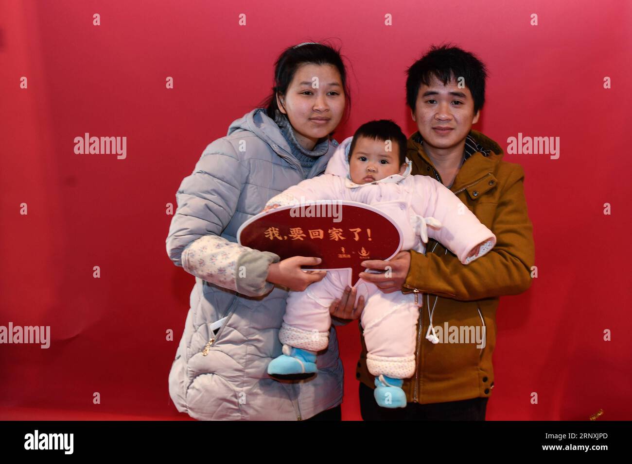 (180201) -- HANGZHOU, Feb. 1, 2018 -- Family Qin from Liuzhou of Guangxi Province poses for a group photo in a free-of-charge photo studio, at Hangzhou Railway Station in Hangzhou, east China s Zhejiang Province, Feb. 1, 2018. The 2018 Spring Festival travel rush, known as the Chunyun, started on Thursday and will last till March 12. Hangzhou Railway Station temporarily opened a studio, taking photos to record the happy moments of passengers before they returning to their hometown. ) (xzy) CHINA-SPRING FESTIVAL-TRAVEL RUSH-PHOTO STUDIO (CN) HuangxZongzhi PUBLICATIONxNOTxINxCHN Stock Photo