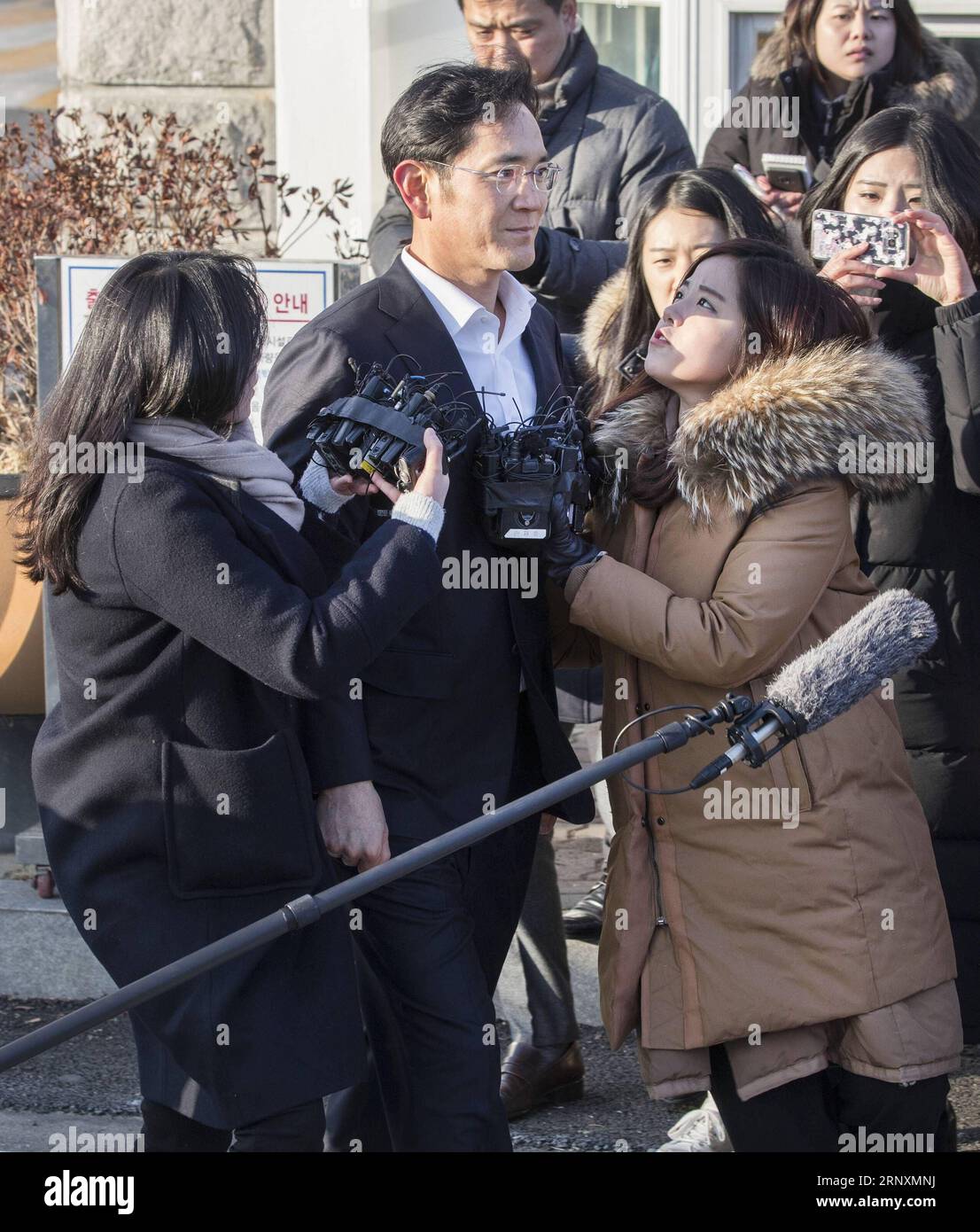 (180205) -- UIWANG, Feb. 5, 2018 -- Lee Jae-yong (2nd L), vice chairman of Samsung Electronics, speaks to the media outside a detention center in Uiwang, South Korea, on Feb. 5, 2018. A judge at the Seoul High Court Monday sentenced Lee Jae-yong, an heir apparent of Samsung Group, the country s biggest family-controlled conglomerate, to two and a half years in prison with a stay of execution for four years. ) (zjl) SOUTH KOREA-UIWANG-SAMSUNG-HEIR-SENTENCE LeexSang-ho PUBLICATIONxNOTxINxCHN Stock Photo