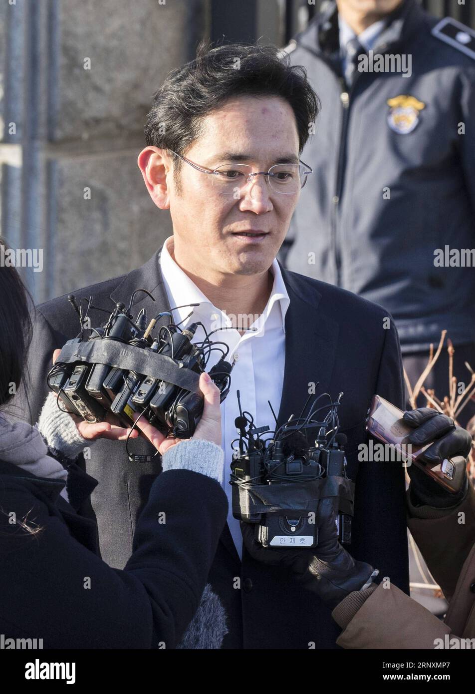 (180205) -- UIWANG, Feb. 5, 2018 -- Lee Jae-yong, vice chairman of Samsung Electronics, speaks to the media outside a detention center in Uiwang, South Korea, on Feb. 5, 2018. A judge at the Seoul High Court Monday sentenced Lee Jae-yong, an heir apparent of Samsung Group, the country s biggest family-controlled conglomerate, to two and a half years in prison with a stay of execution for four years. ) (zjl) SOUTH KOREA-UIWANG-SAMSUNG-HEIR-SENTENCE LeexSang-ho PUBLICATIONxNOTxINxCHN Stock Photo