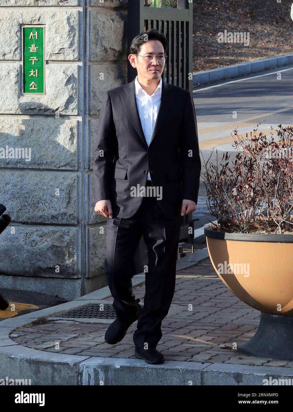 (180205) -- UIWANG, Feb. 5, 2018 -- Lee Jae-yong, vice chairman of Samsung Electronics, leaves a detention center in Uiwang, South Korea, on Feb. 5, 2018. A judge at the Seoul High Court Monday sentenced Lee Jae-yong, an heir apparent of Samsung Group, the country s biggest family-controlled conglomerate, to two and a half years in prison with a stay of execution for four years. ) (zjl) SOUTH KOREA-UIWANG-SAMSUNG-HEIR-SENTENCE LeexSang-ho PUBLICATIONxNOTxINxCHN Stock Photo