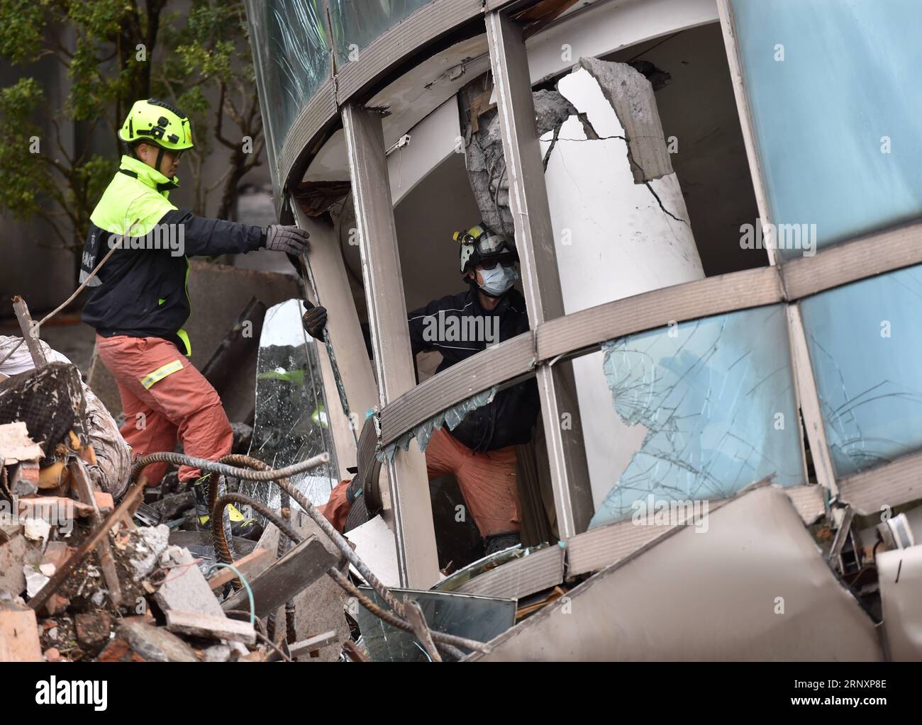 Earthquake damaged building in taiwan hi-res stock photography and ...